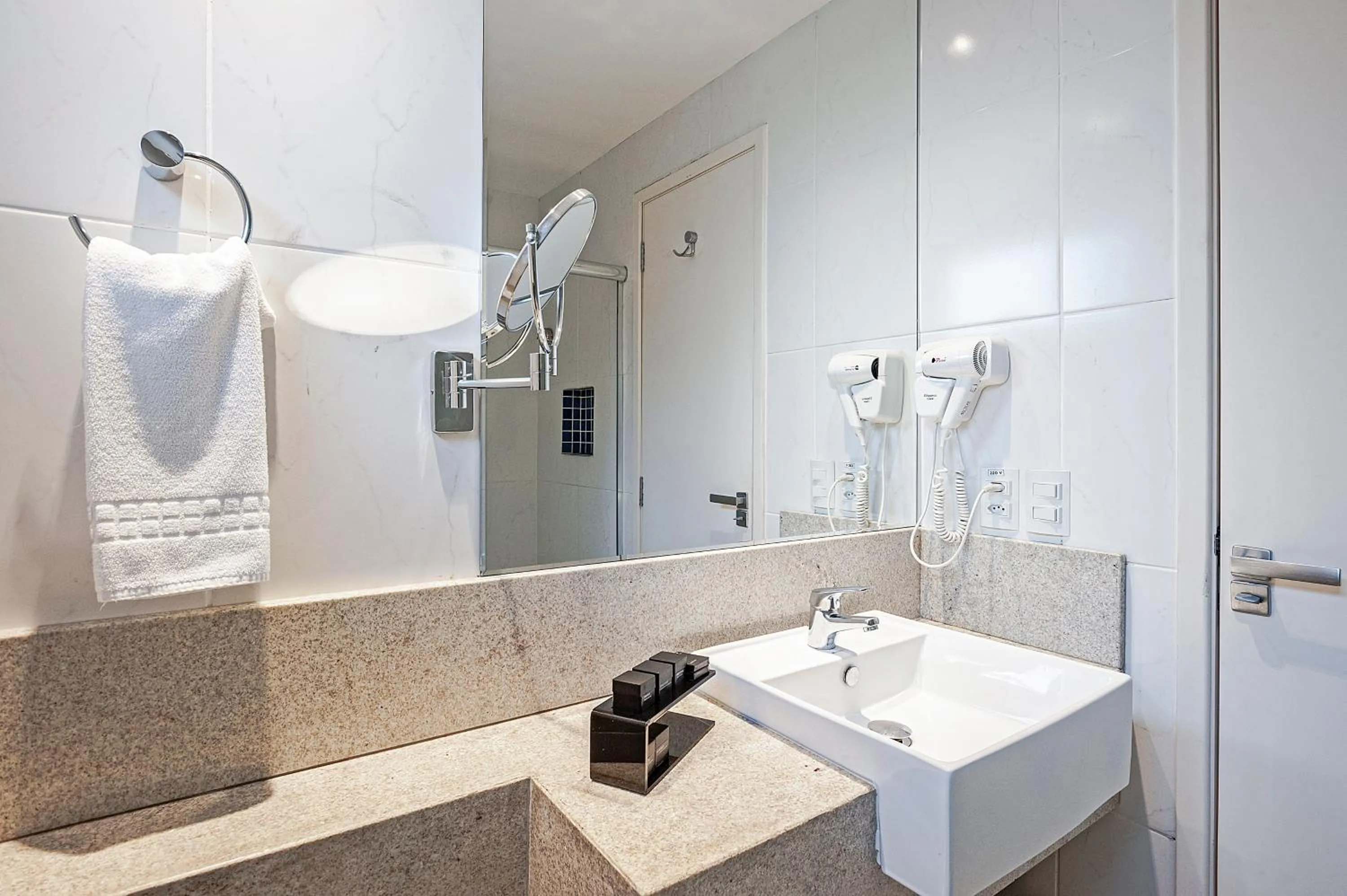 Shower in Brut by Slaviero Hotéis