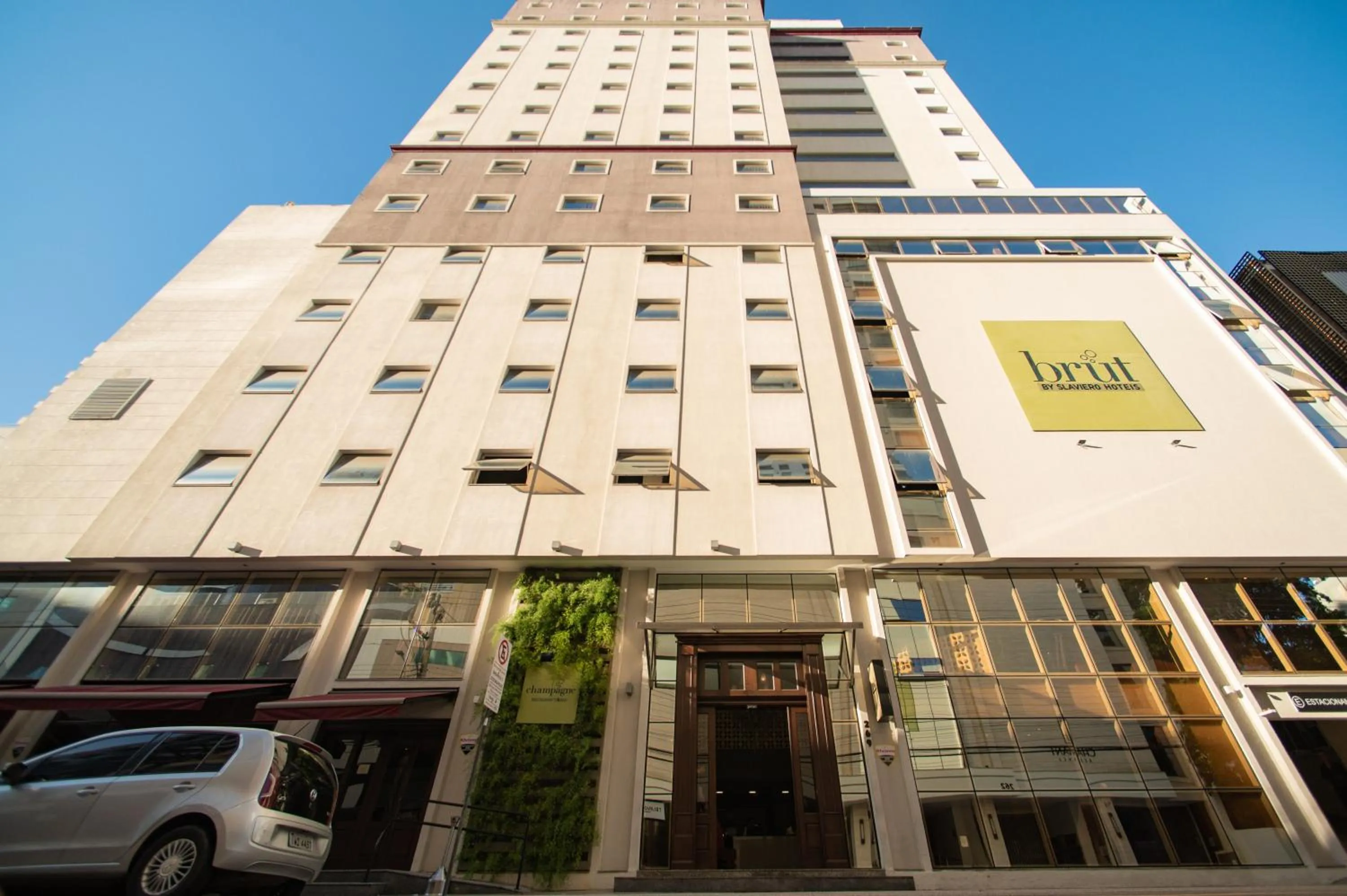 Facade/entrance in Brut by Slaviero Hotéis