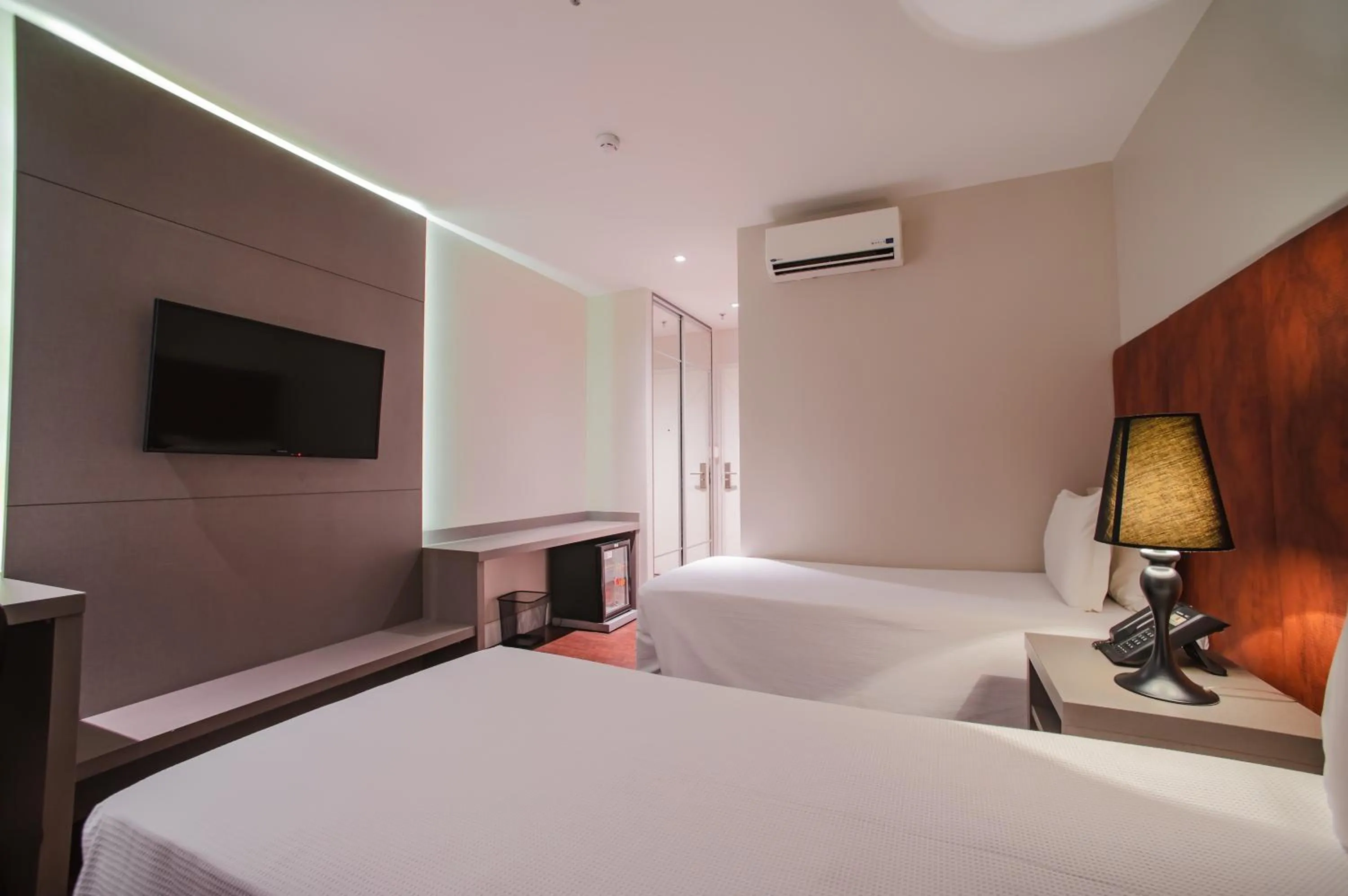 Bed in Brut by Slaviero Hotéis