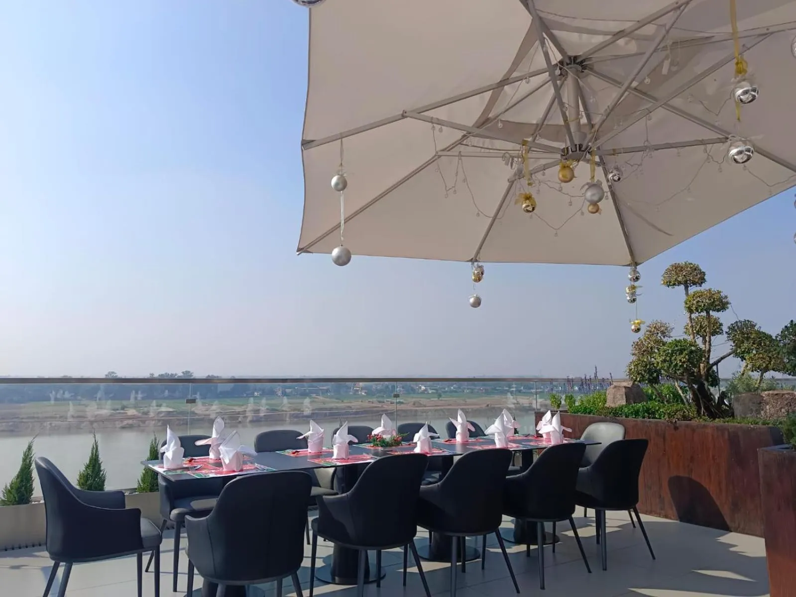 Restaurant/places to eat in One Riviera Hotel and Residences