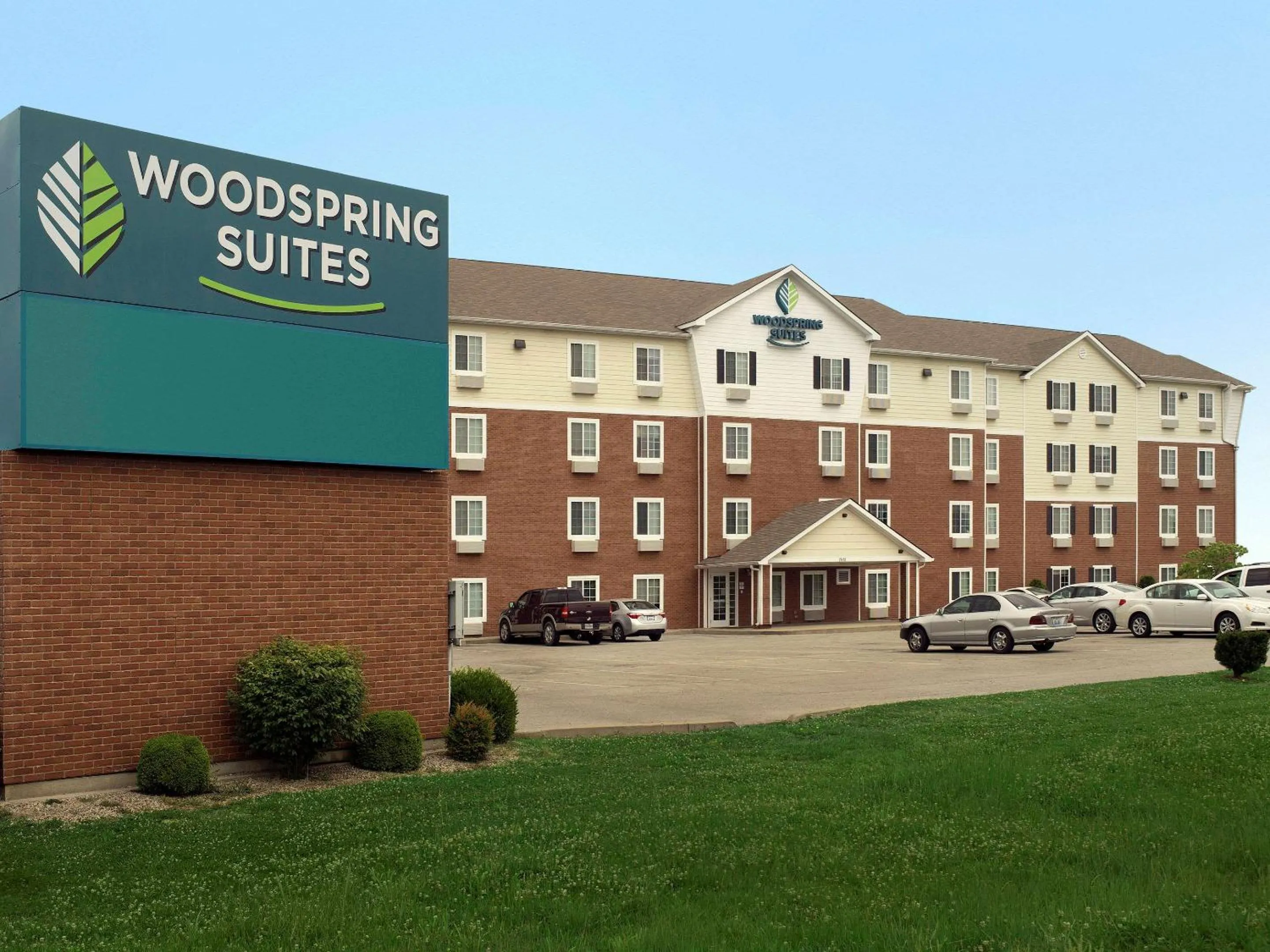 Property building in WoodSpring Suites Louisville Clarksville