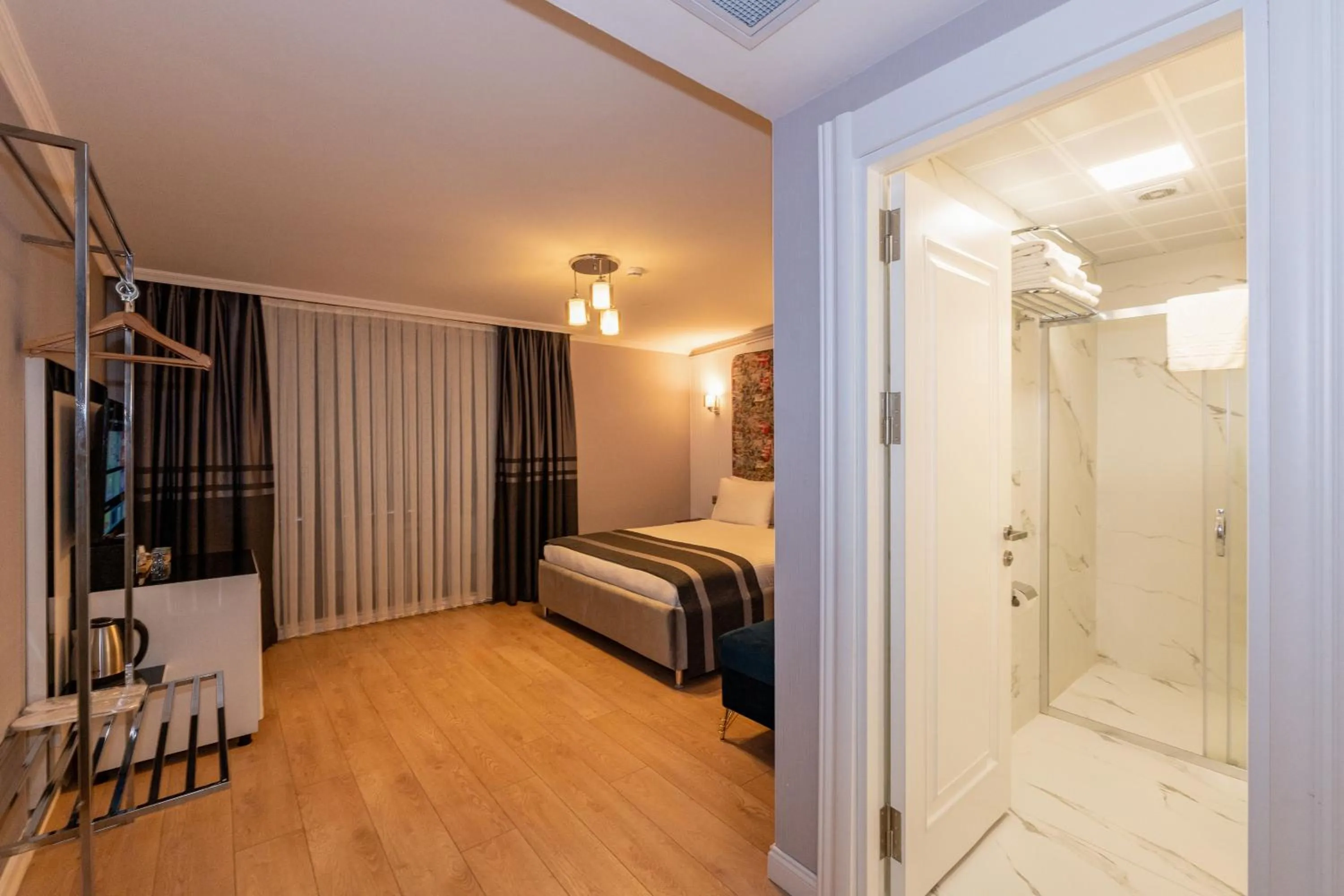 Communal lounge/ TV room, Bed in The Now Hotel