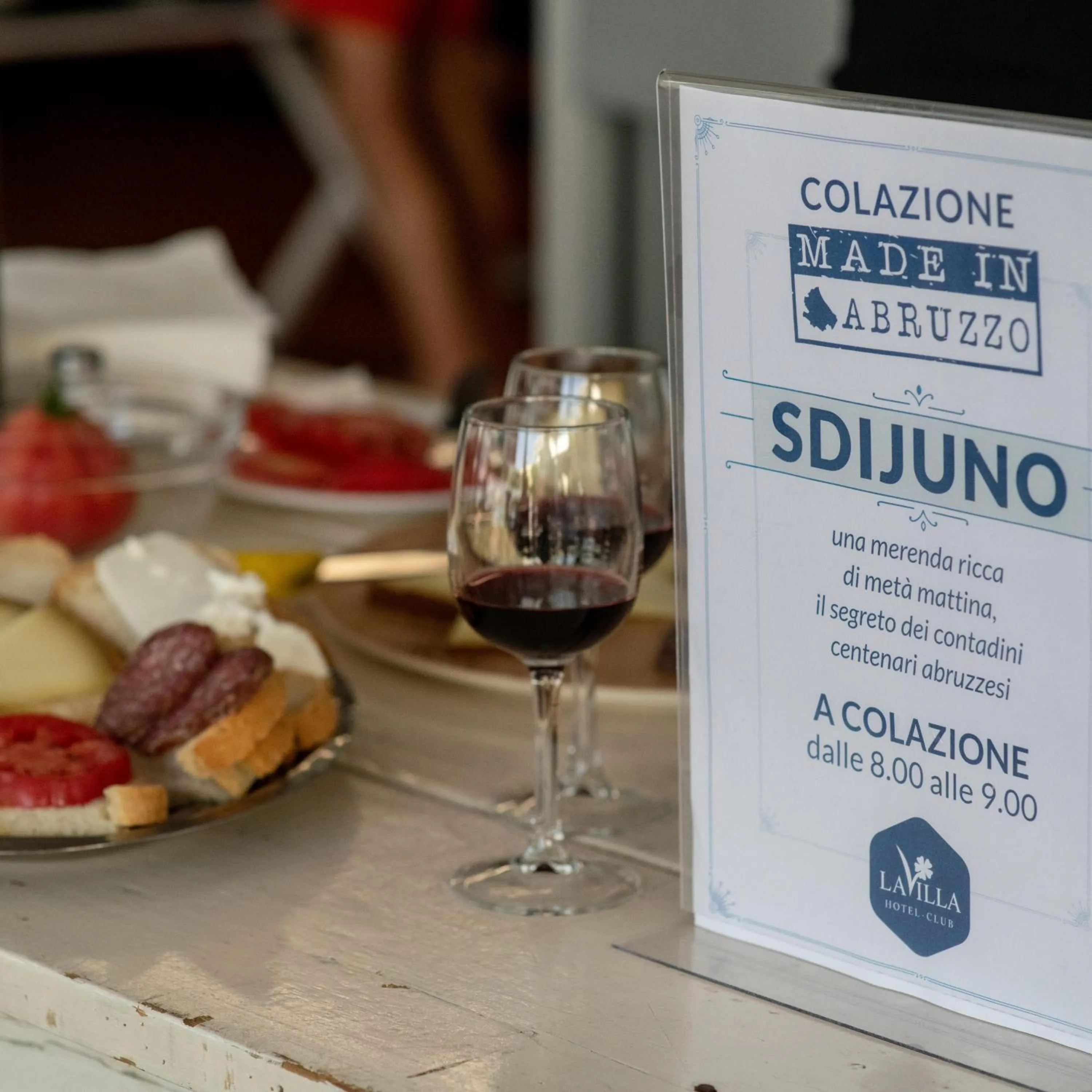 Food and drinks in Hotel Club La Villa