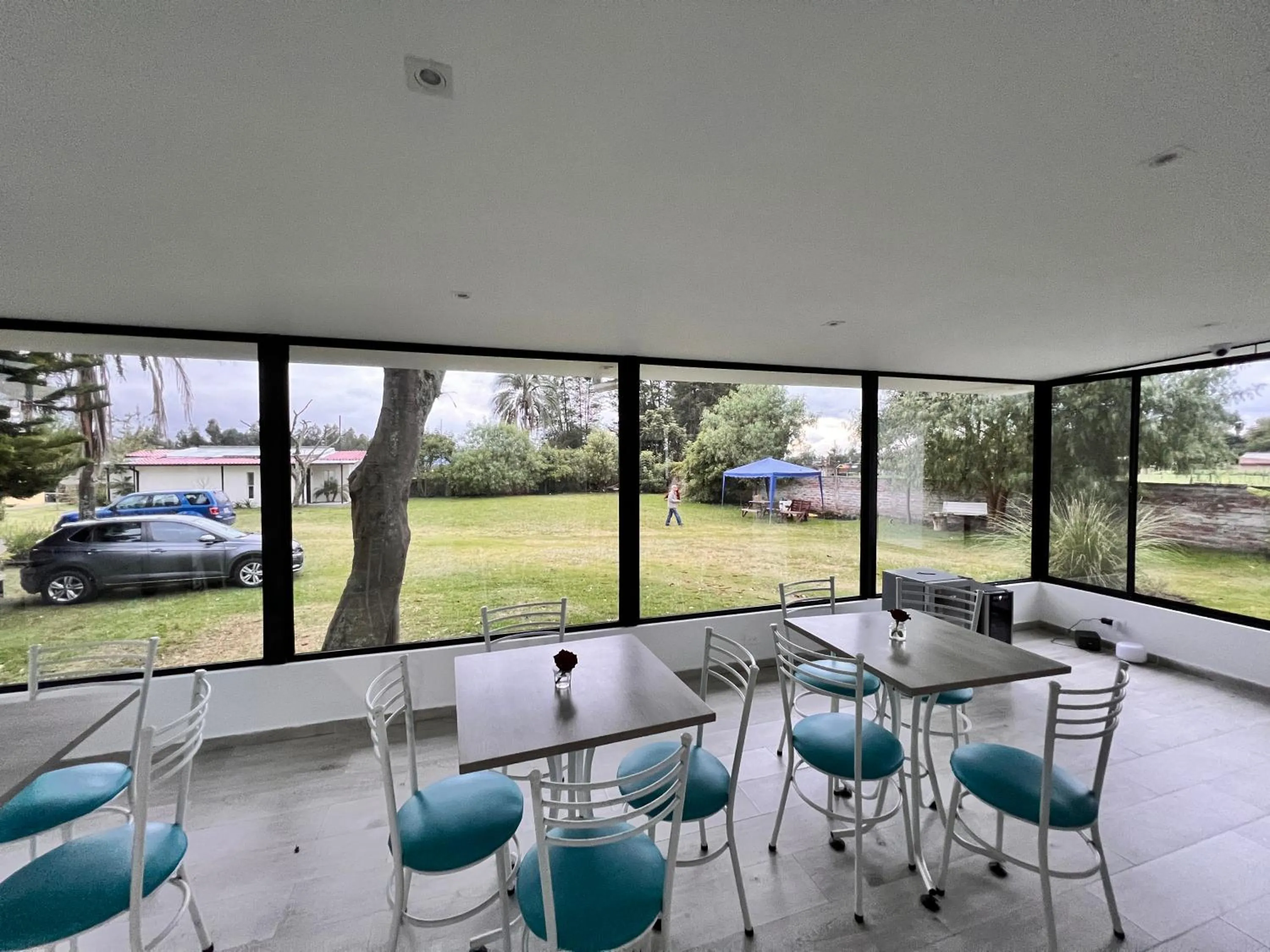 Restaurant/places to eat in Springhills Quito Airport