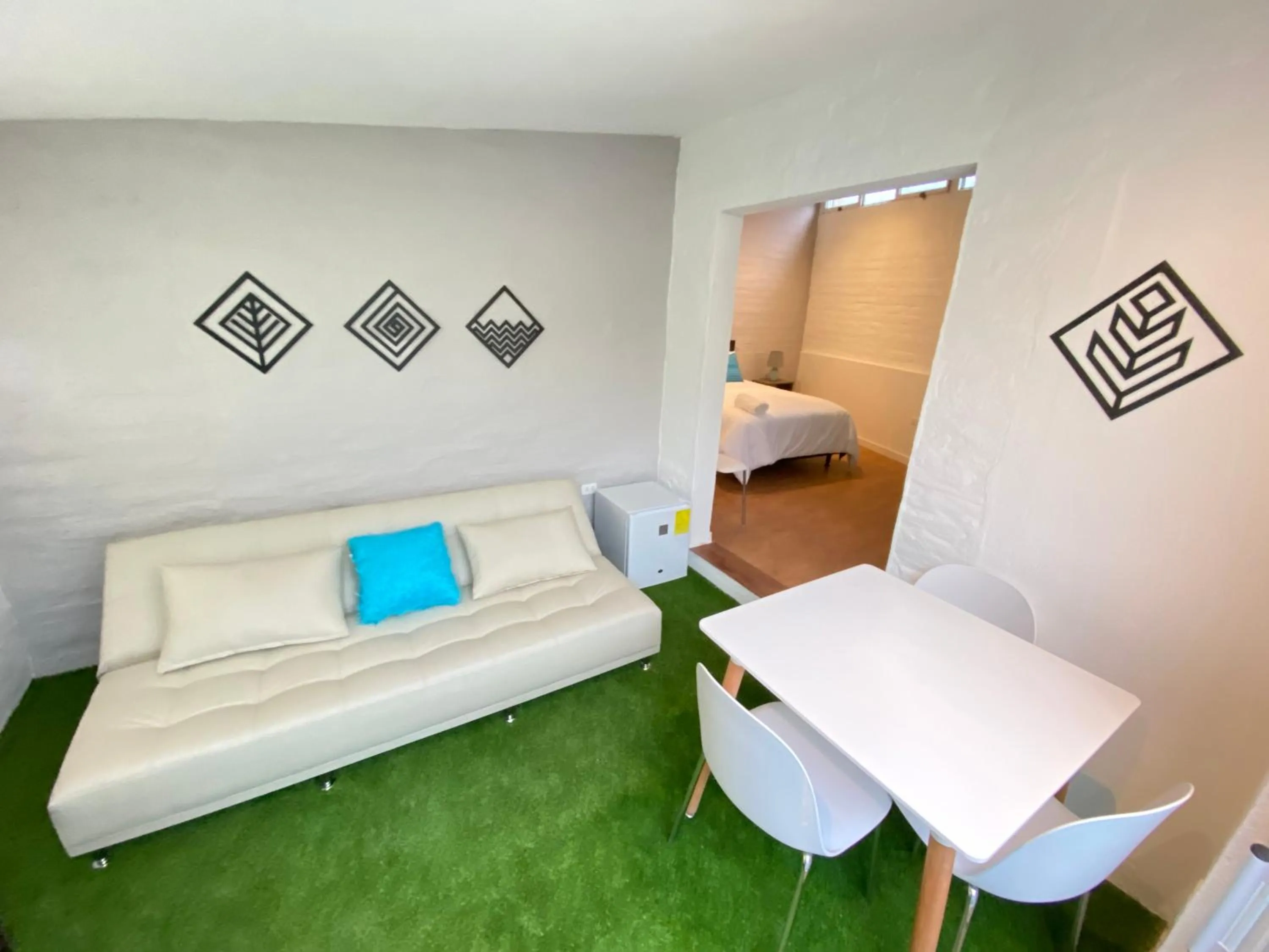 Living room, Bed in Springhills Quito Airport