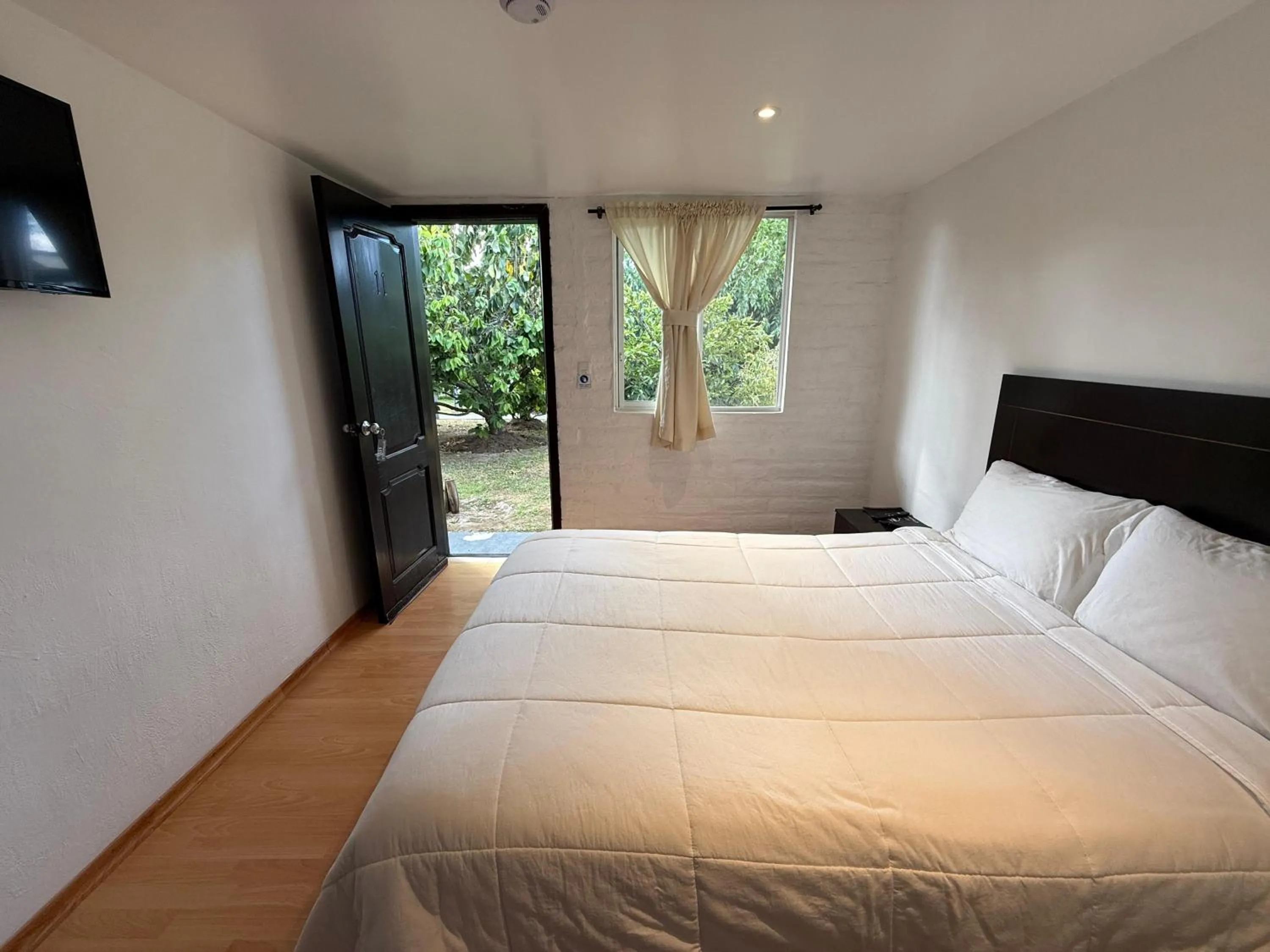 Photo of the whole room, Bed in Springhills Quito Airport