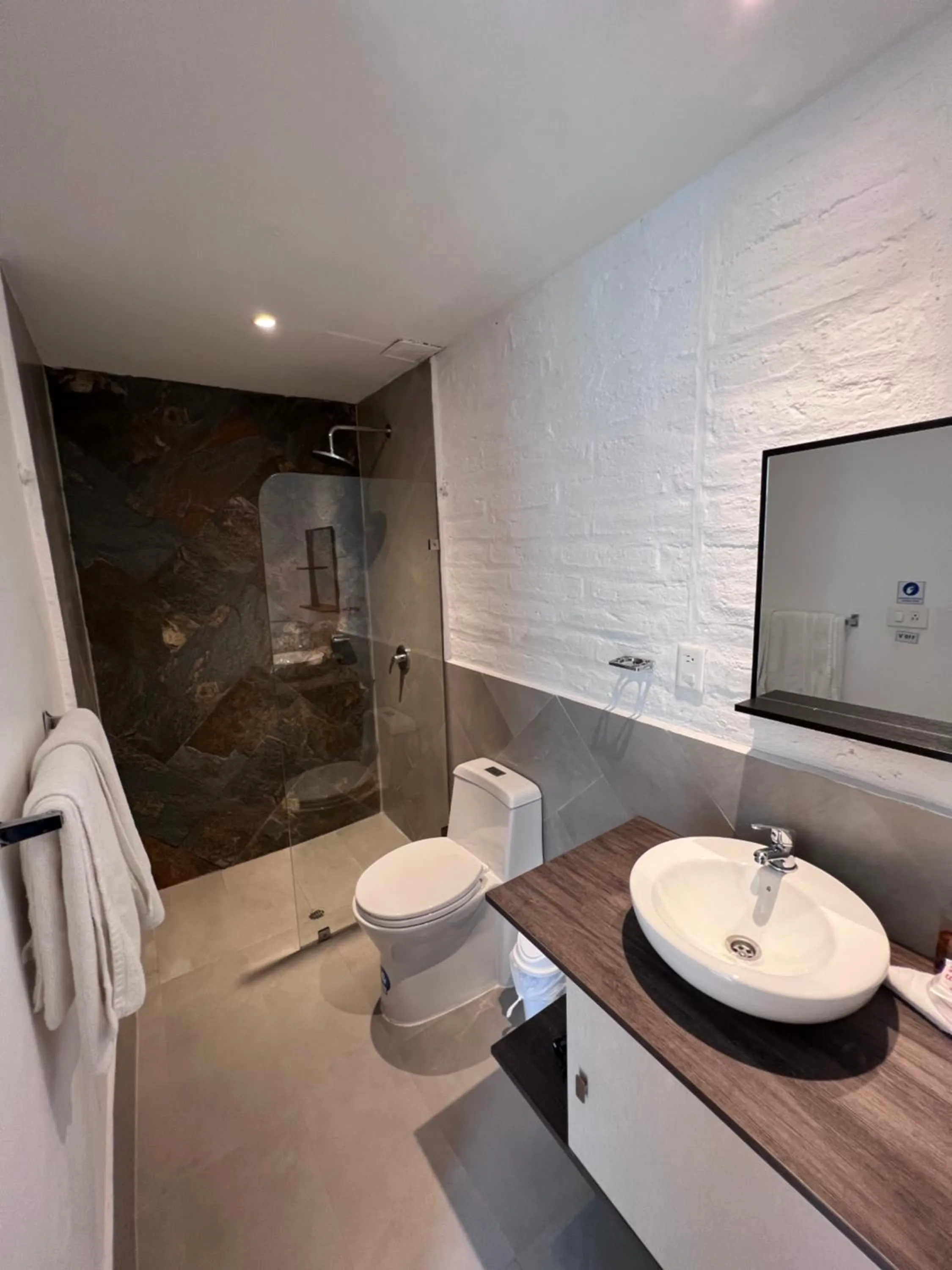 Bathroom in Springhills Quito Airport