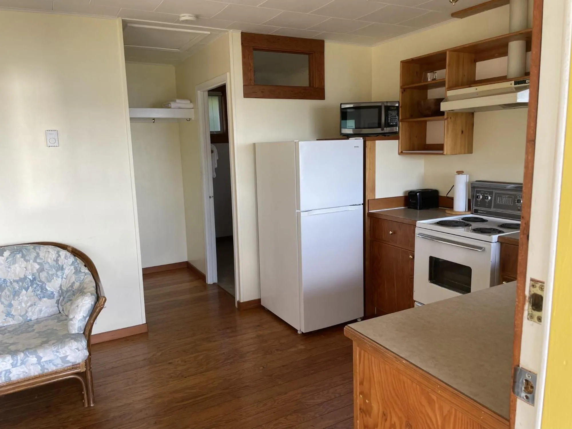Kitchen or kitchenette in Seine Boat Inn