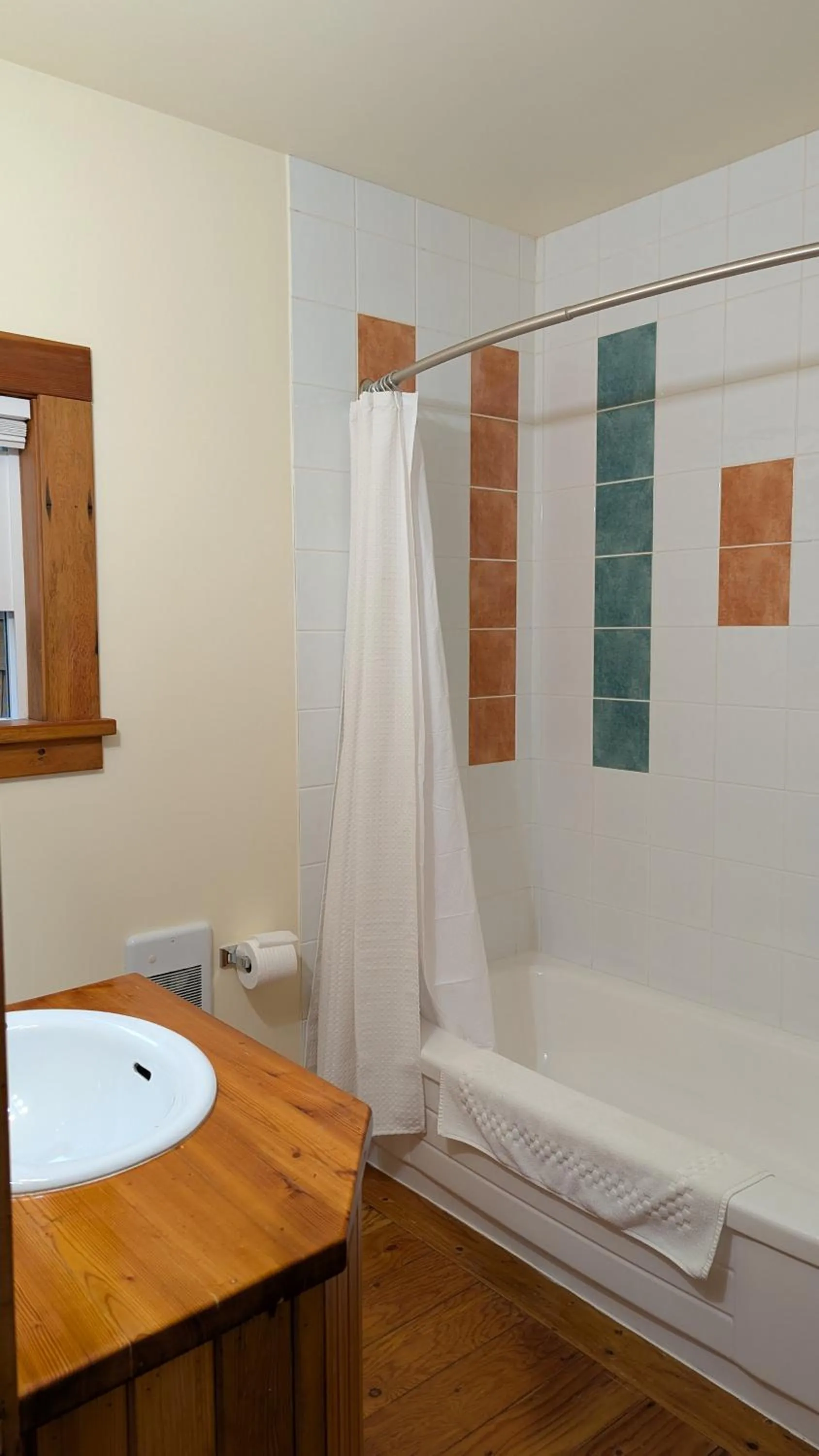 Shower in Seine Boat Inn