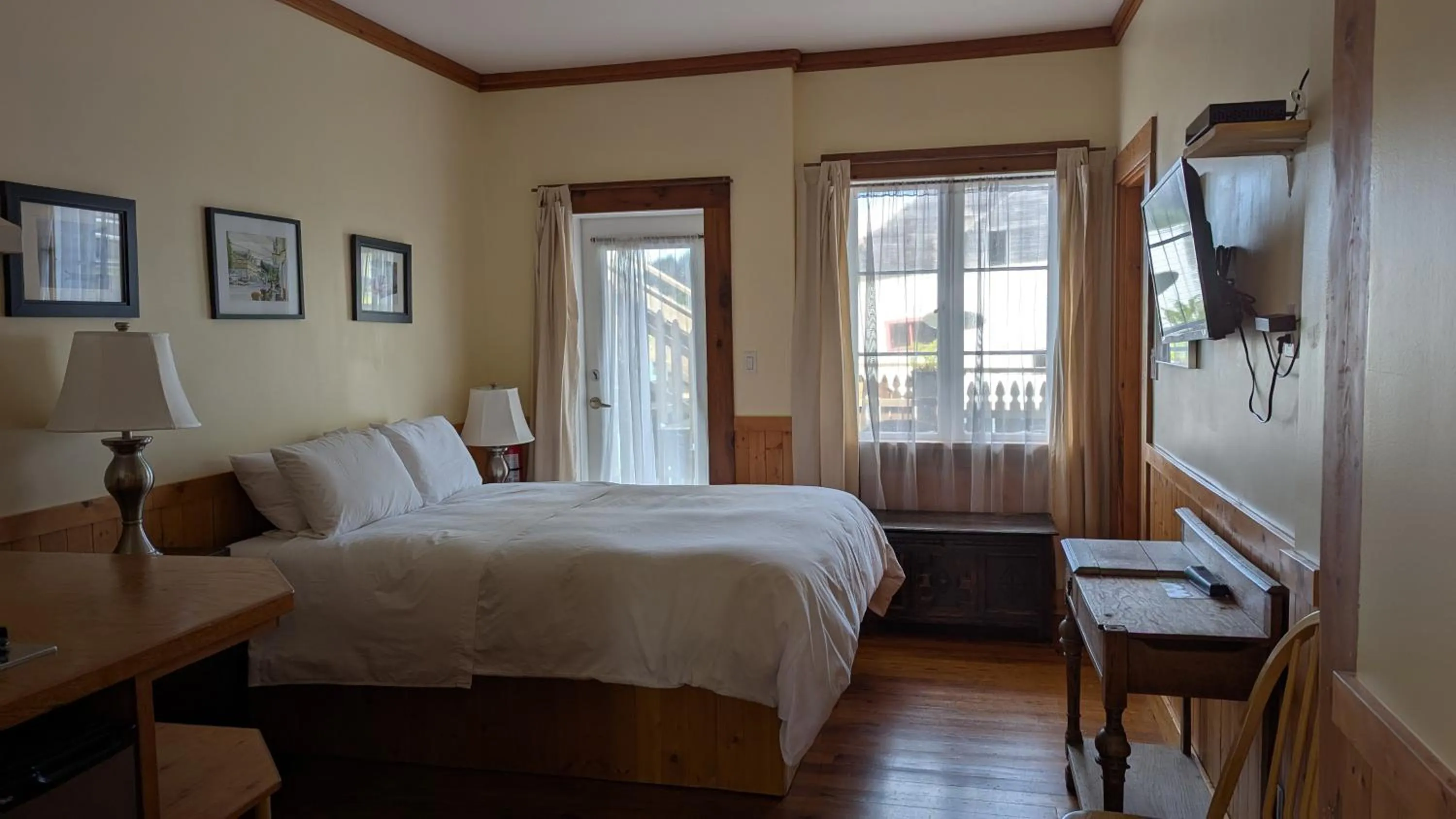 Bed in Seine Boat Inn