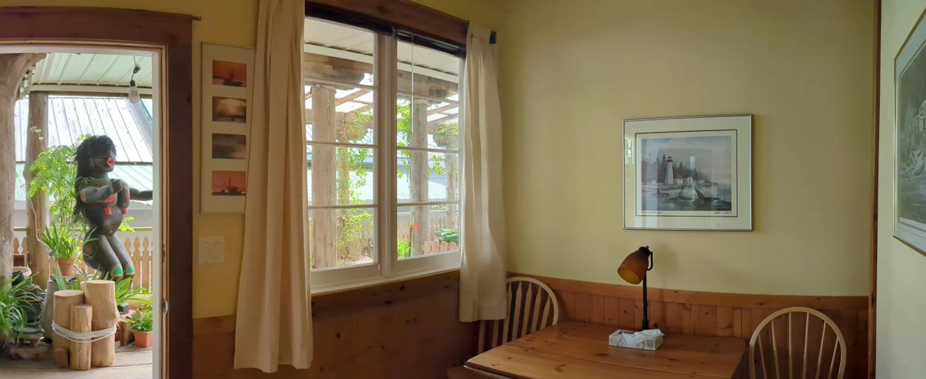 Seating area in Seine Boat Inn