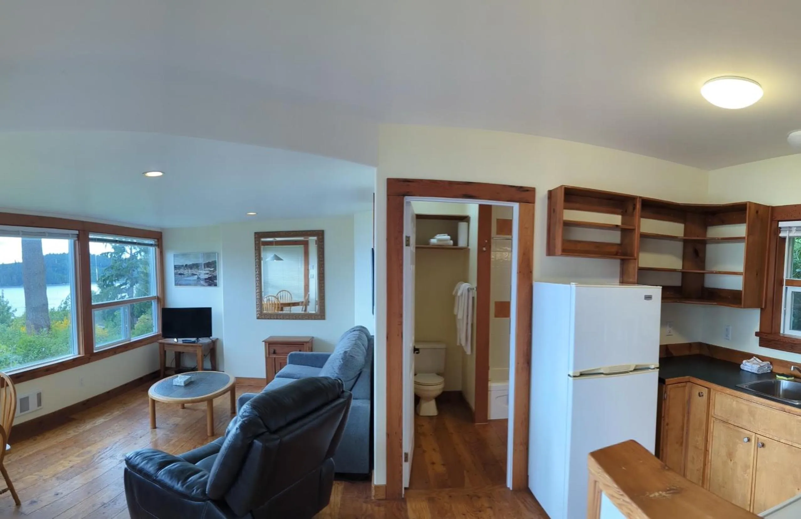 Kitchen or kitchenette in Seine Boat Inn