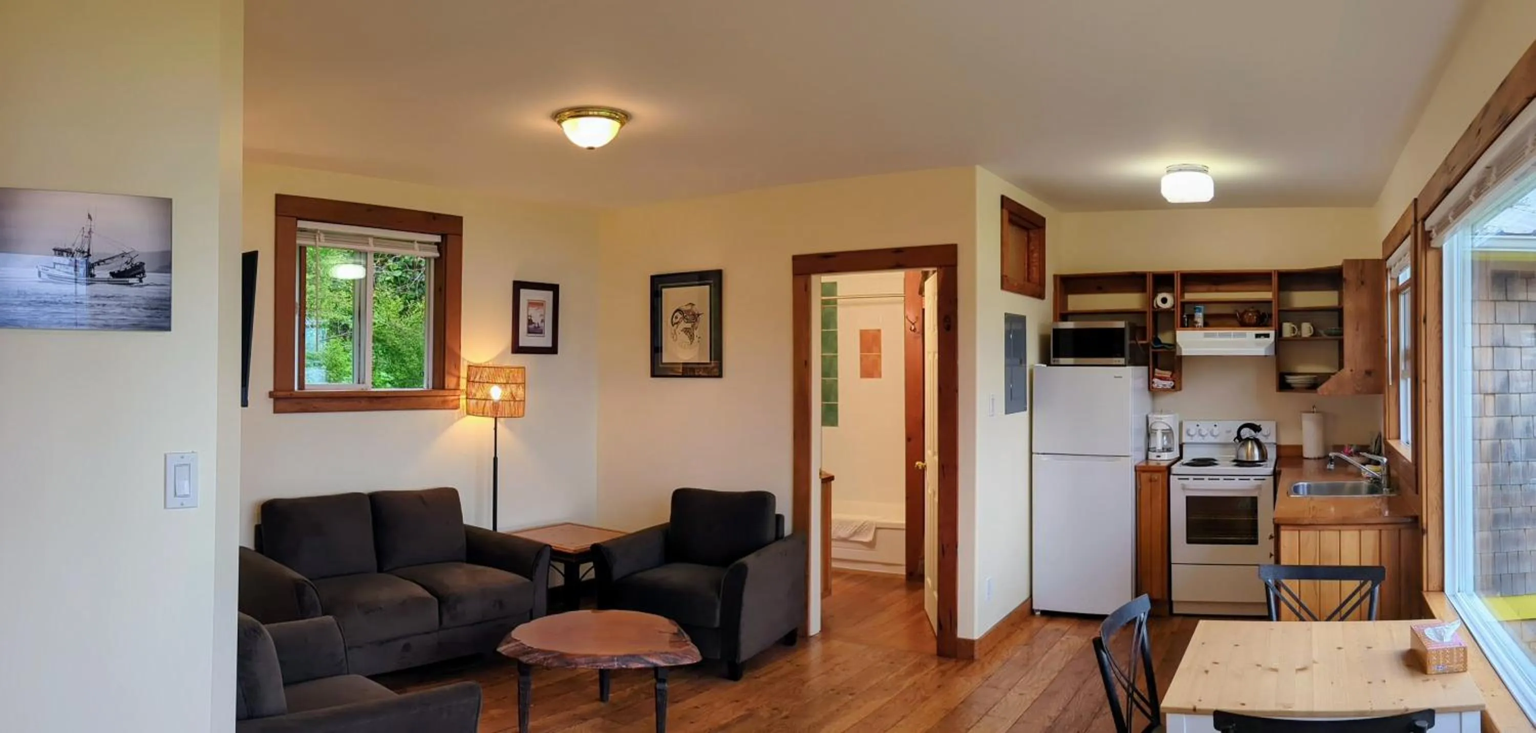 Kitchen or kitchenette in Seine Boat Inn