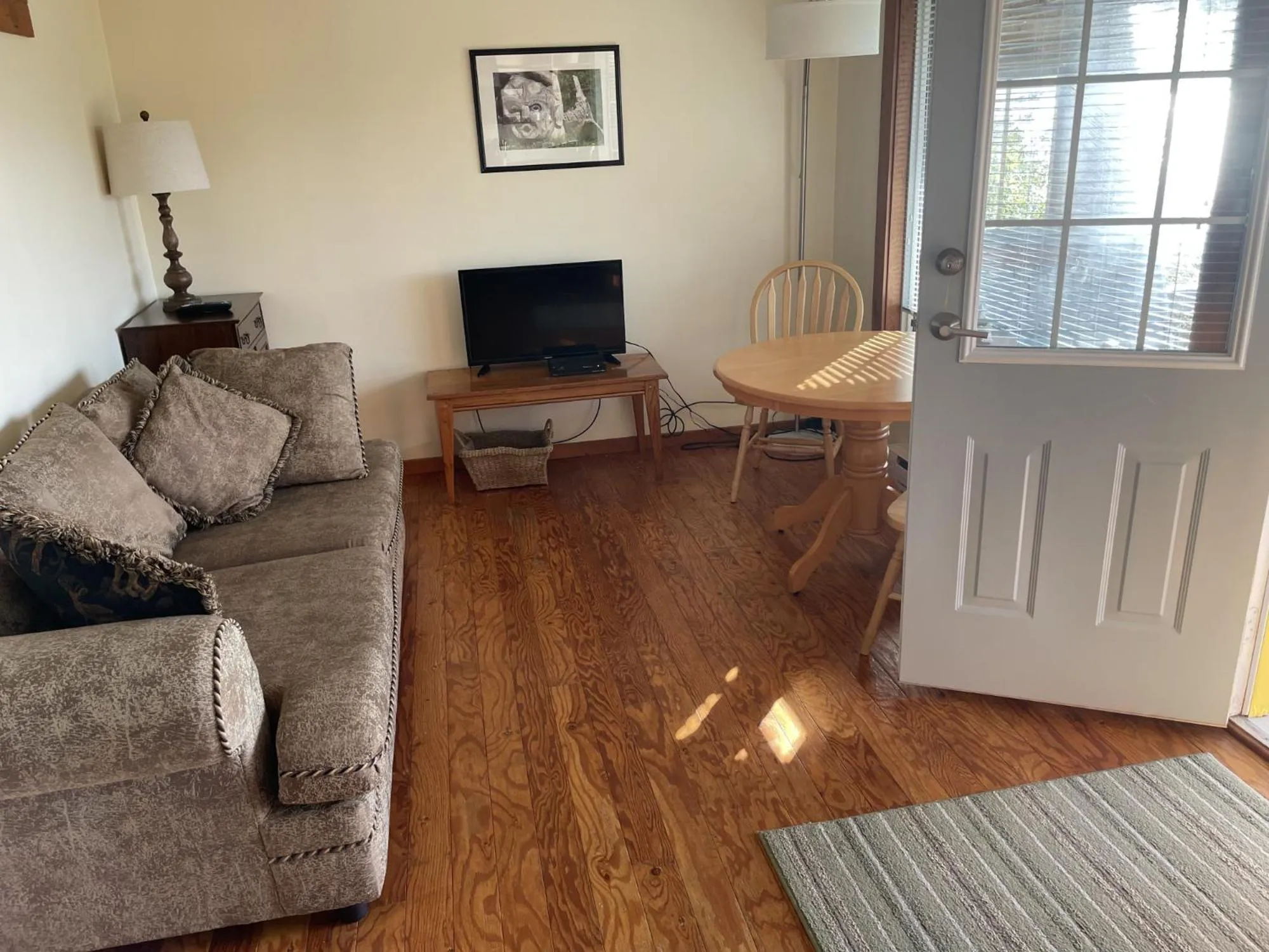 Living room in Seine Boat Inn