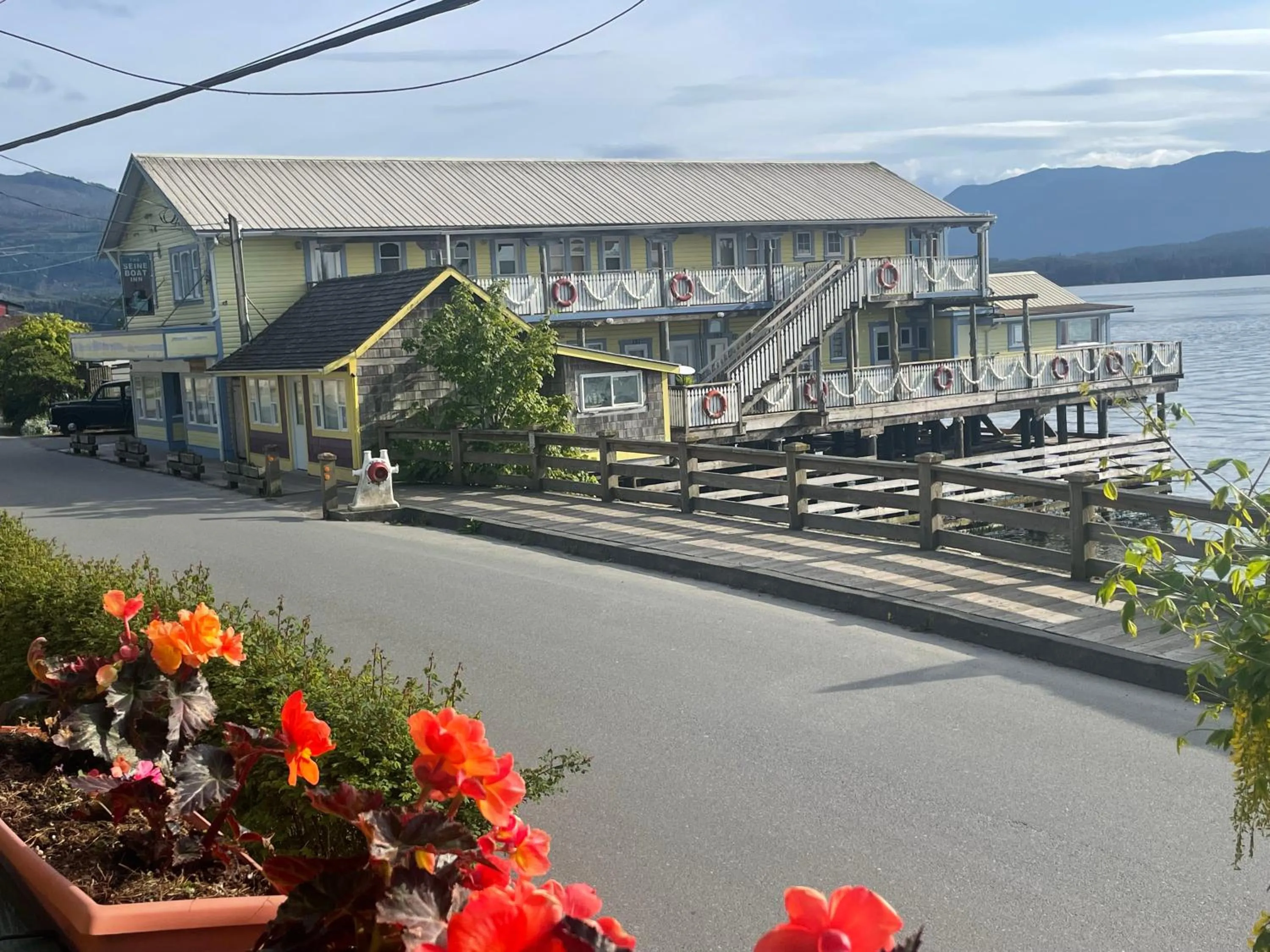 Property building in Seine Boat Inn