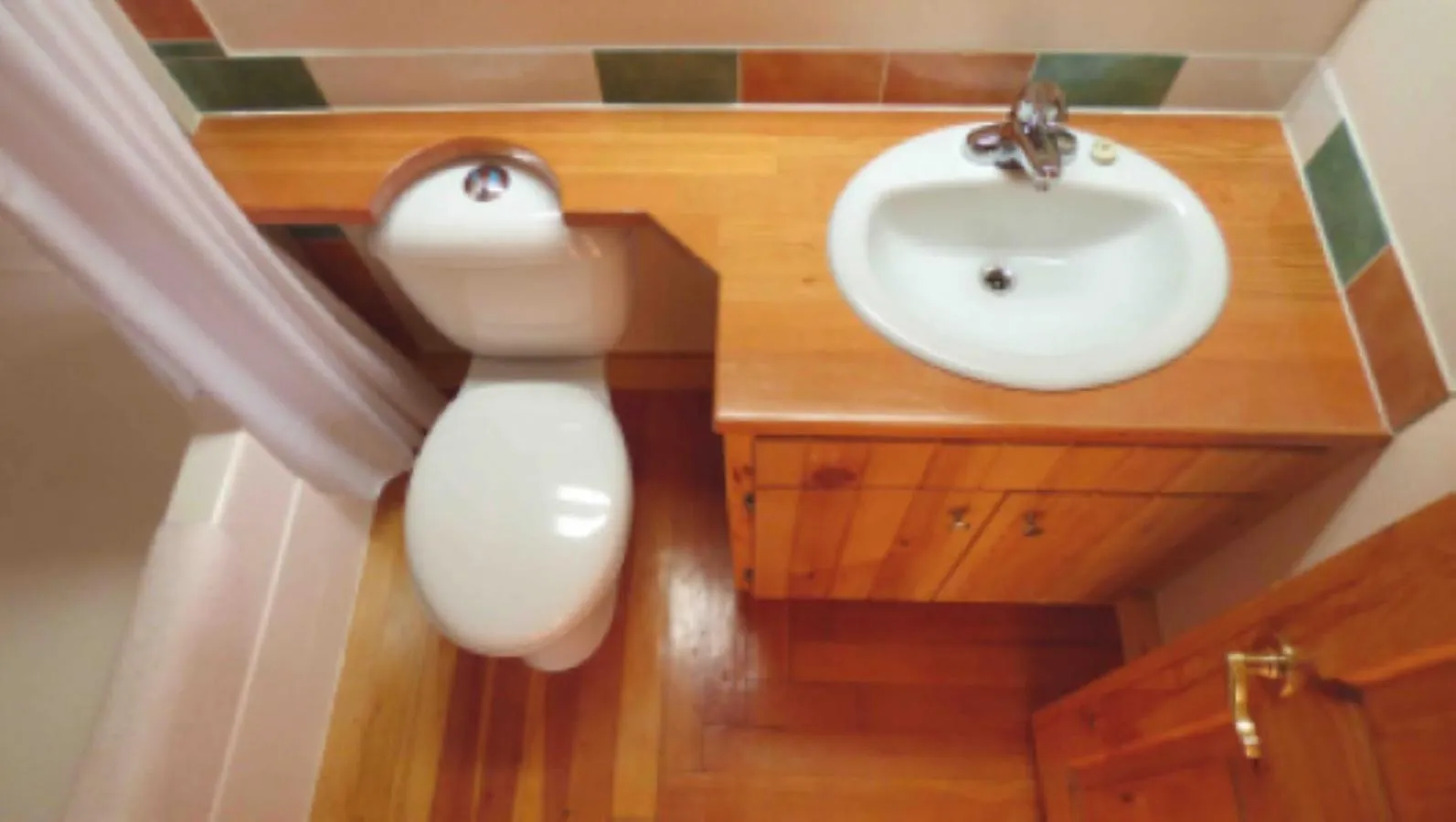 Bathroom in Seine Boat Inn