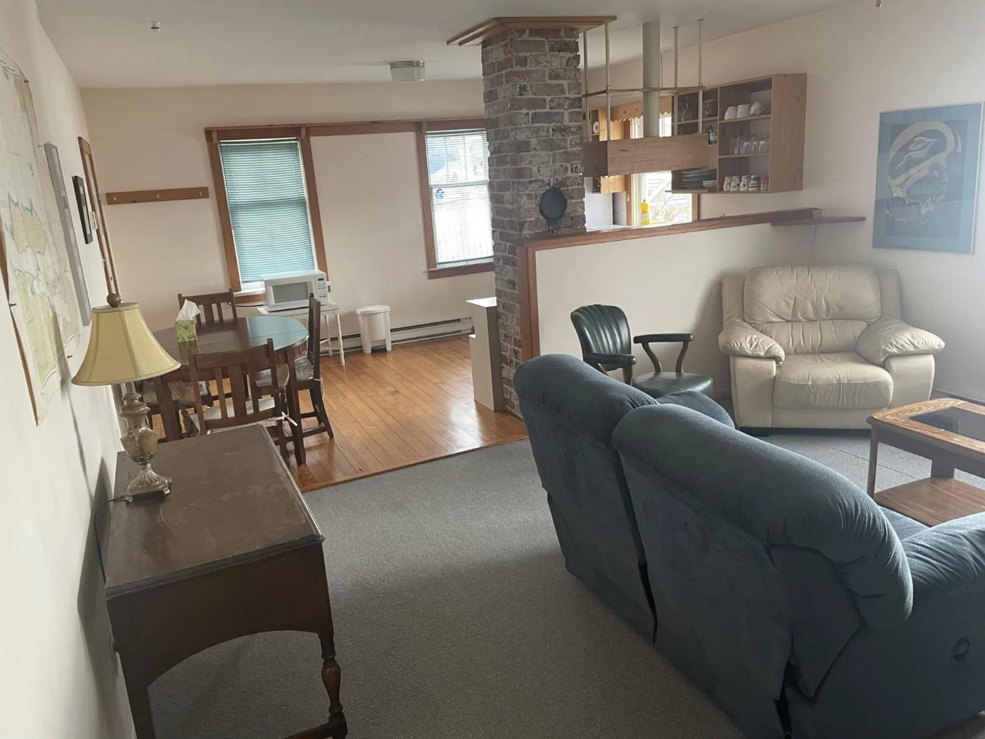 Seating area in Seine Boat Inn
