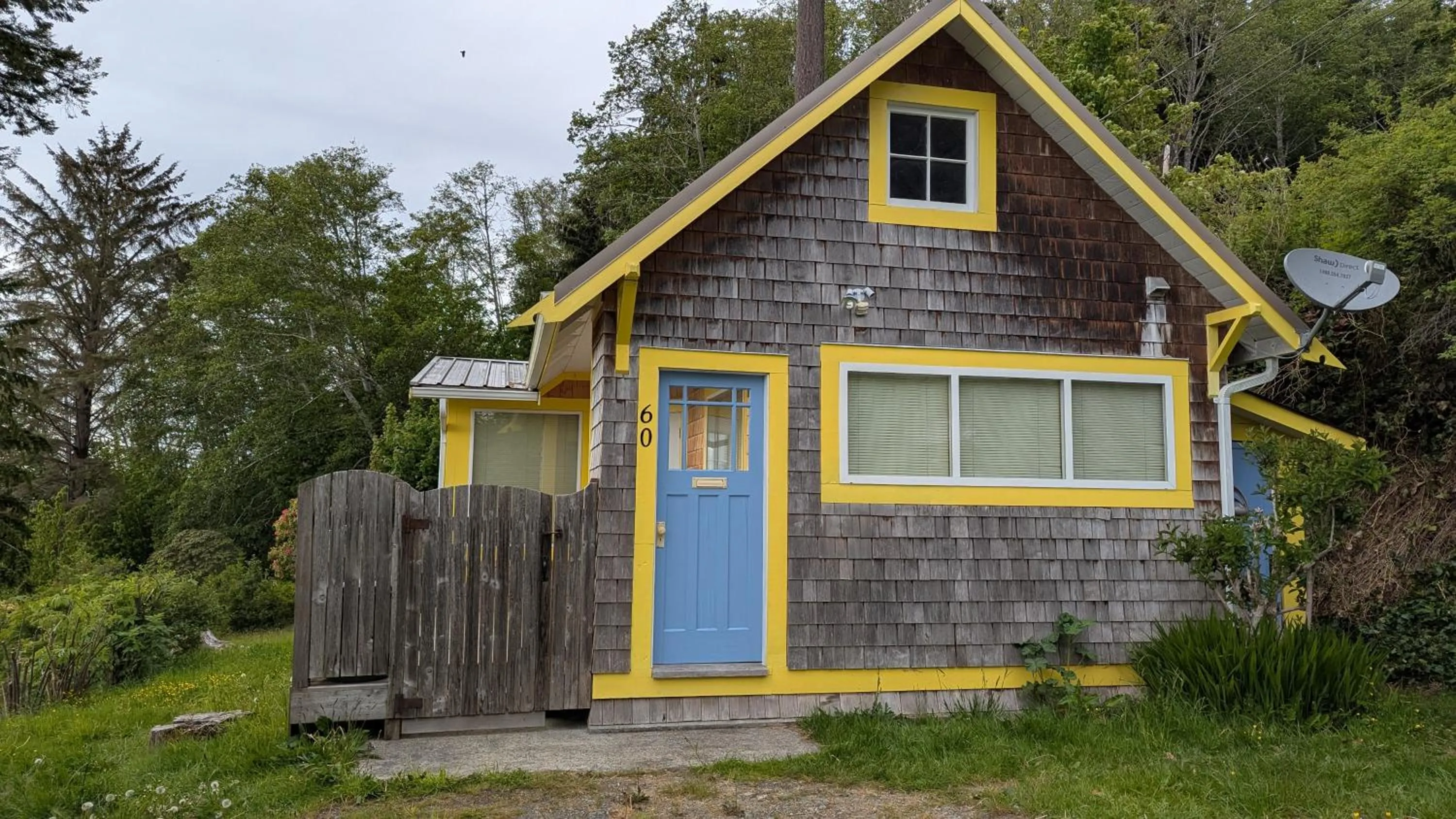 Property building in Seine Boat Inn
