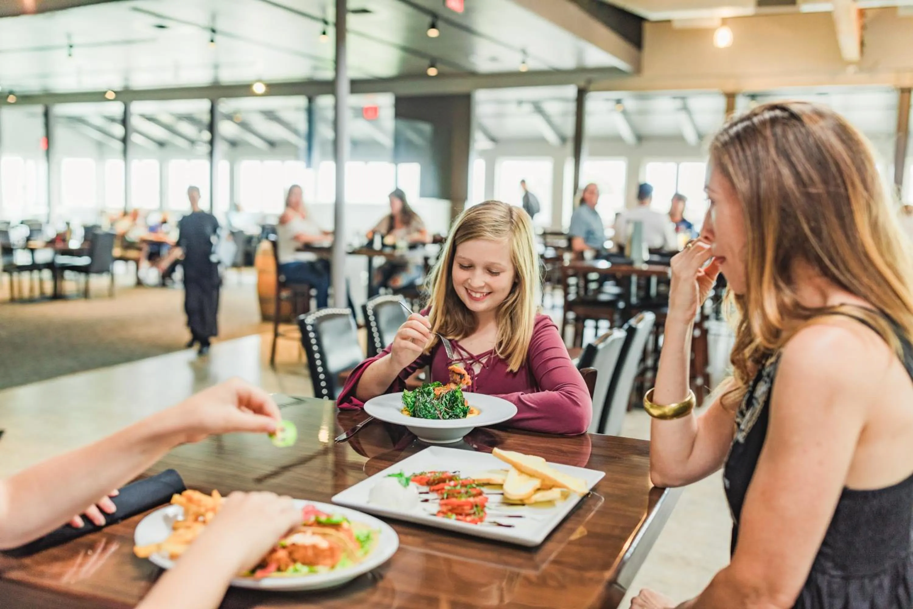 Restaurant/places to eat in Tides Oceanview Inn and Cottages