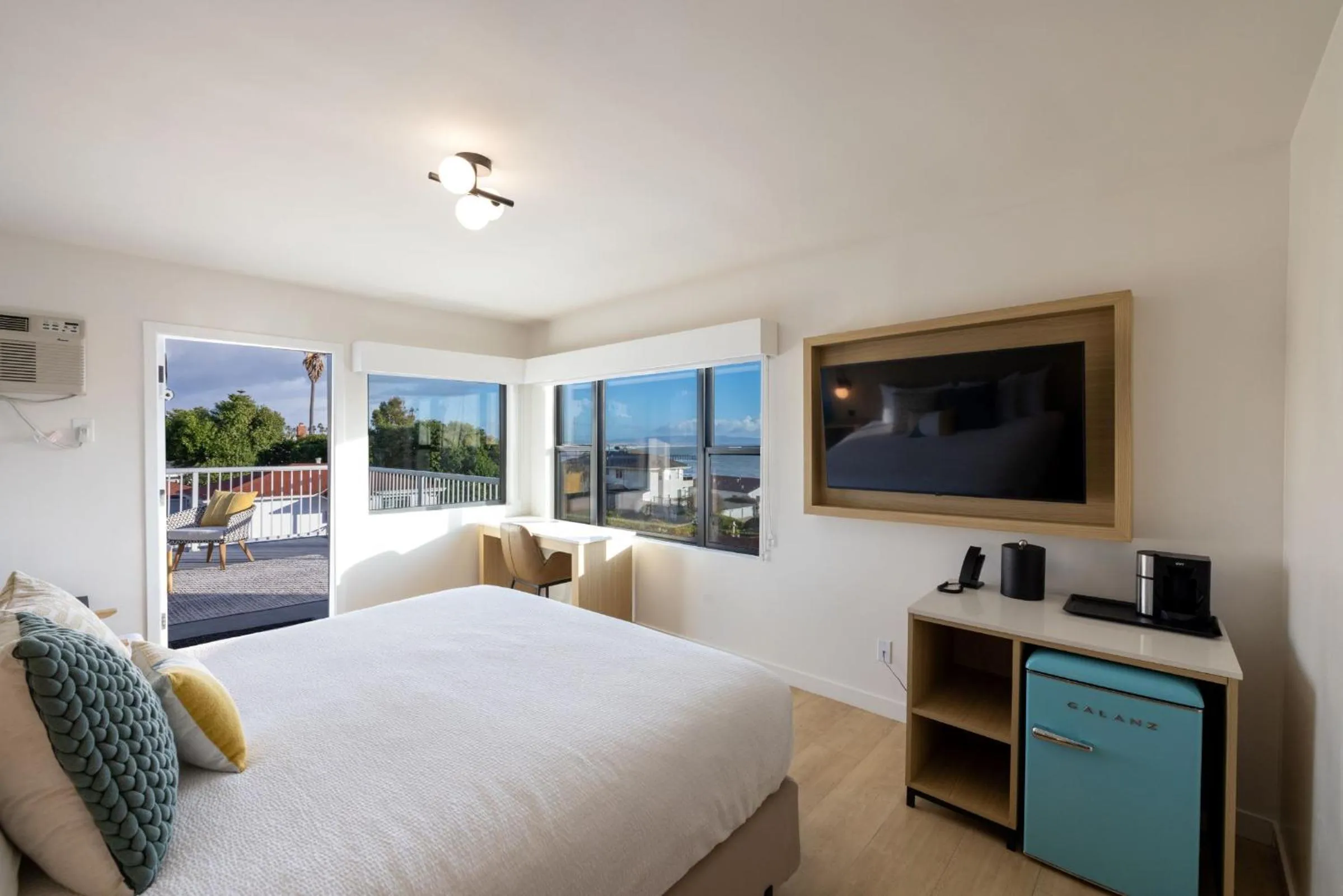 Sea view, Bed in Tides Oceanview Inn and Cottages