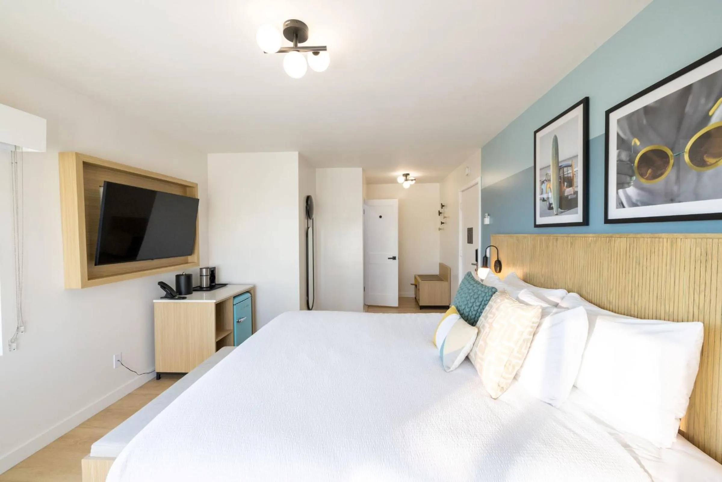 TV and multimedia, Bed in Tides Oceanview Inn and Cottages