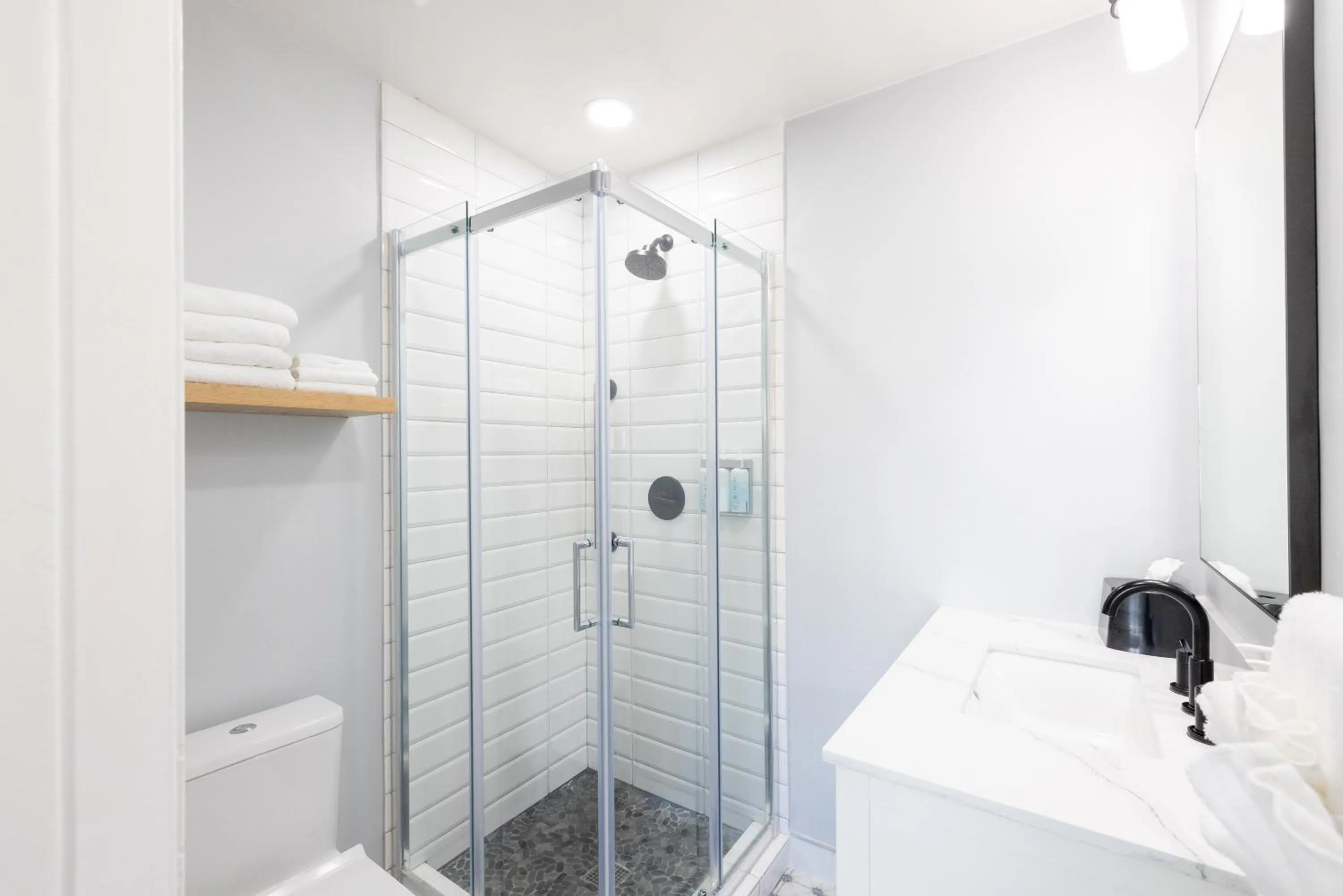 Shower in Tides Oceanview Inn and Cottages