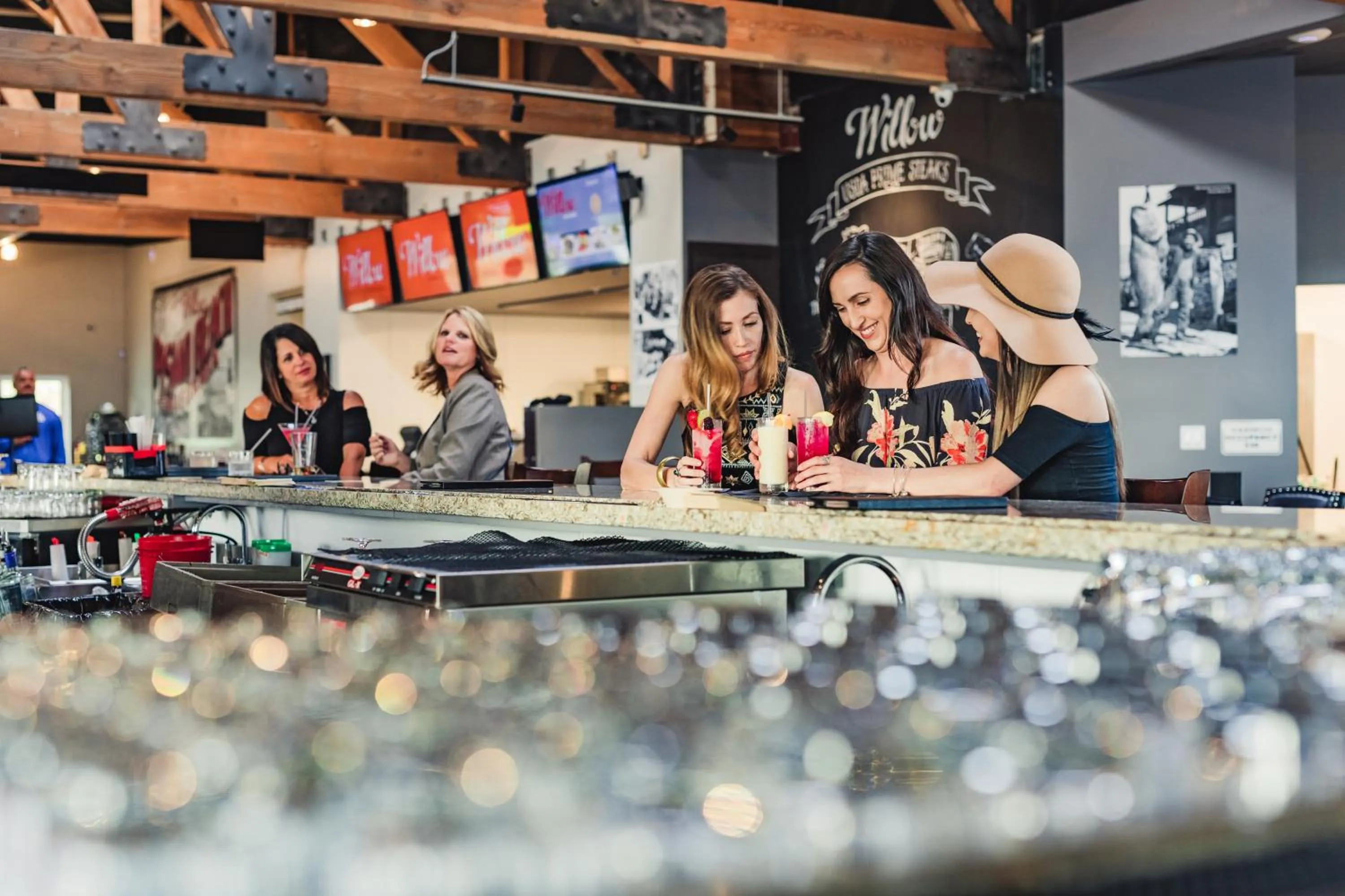 Lounge or bar in Tides Oceanview Inn and Cottages