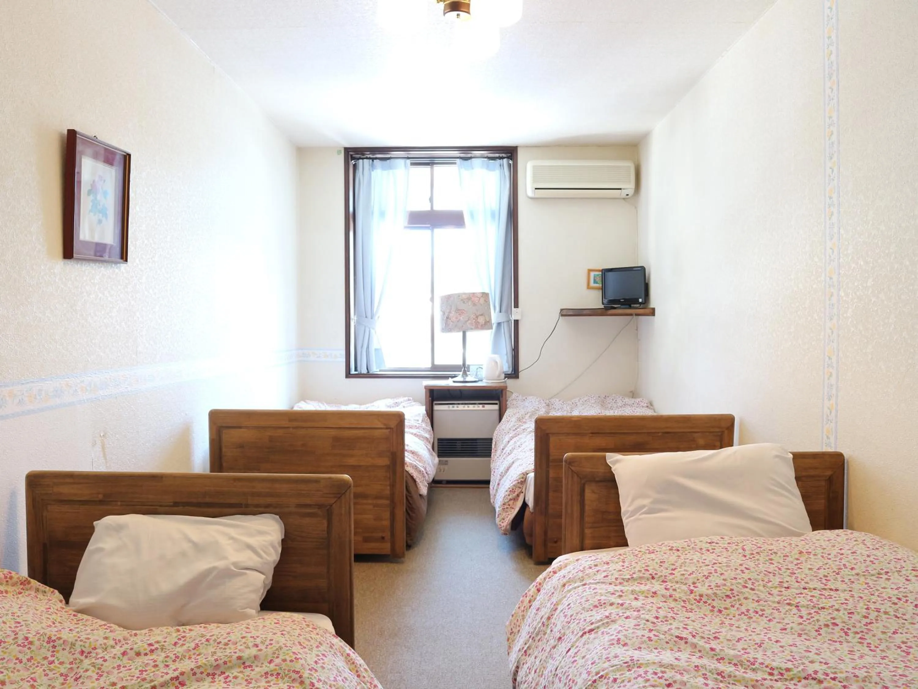 Photo of the whole room, Bed in Garden Pension Obergurgl