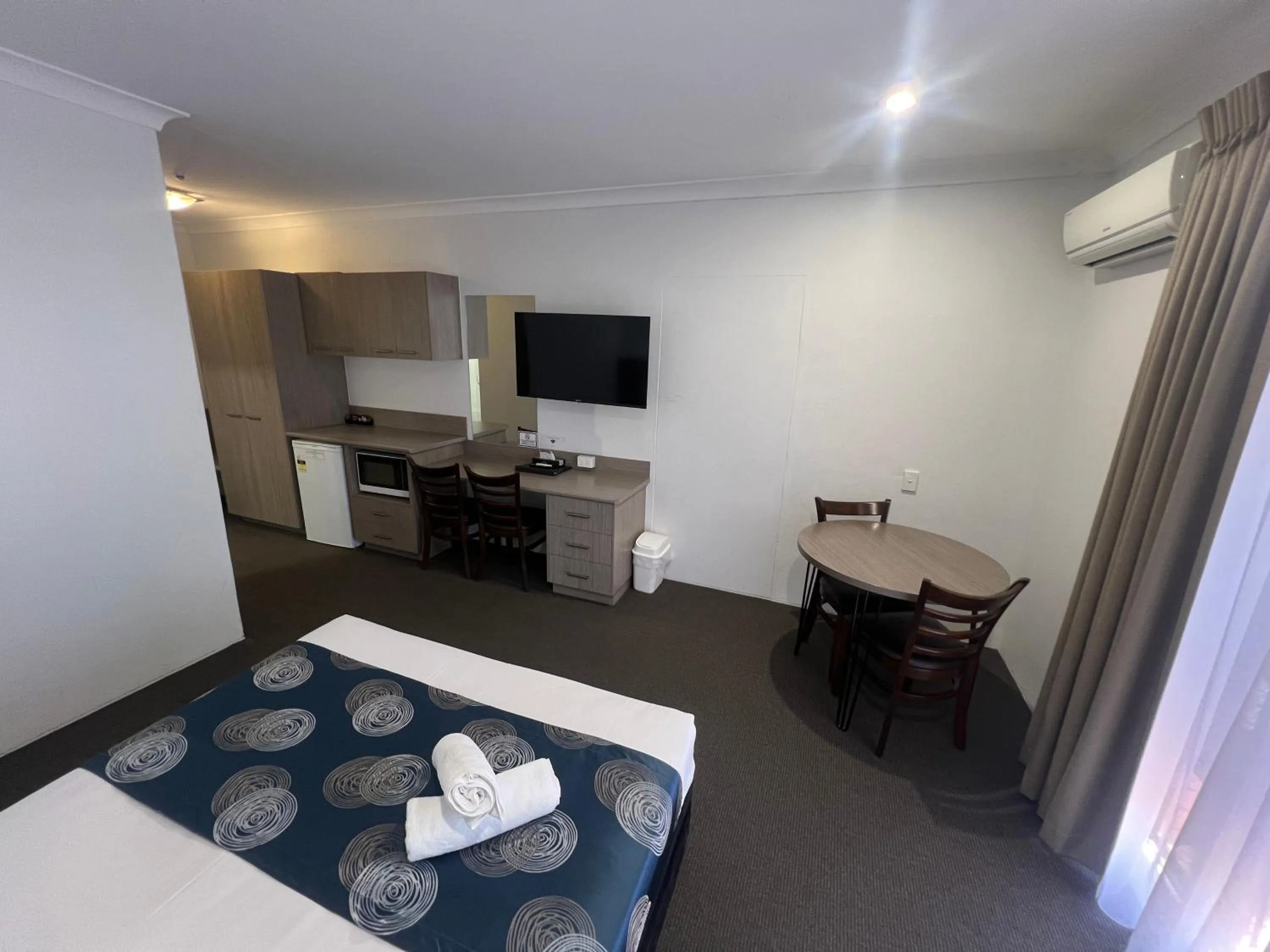 Coffee/tea facilities, Bed in Adelong Motel