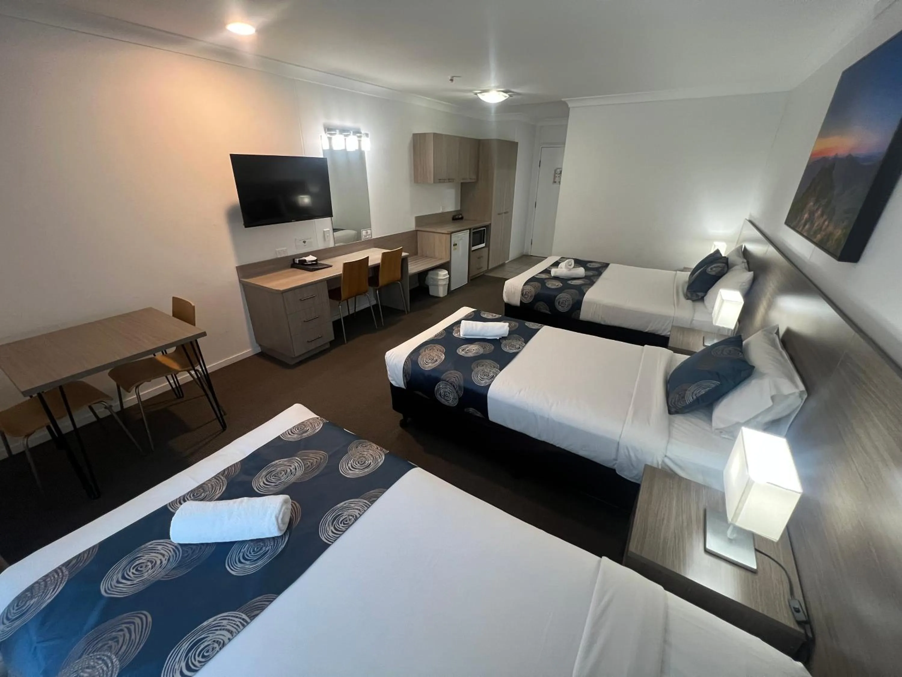 Coffee/tea facilities, Bed in Adelong Motel