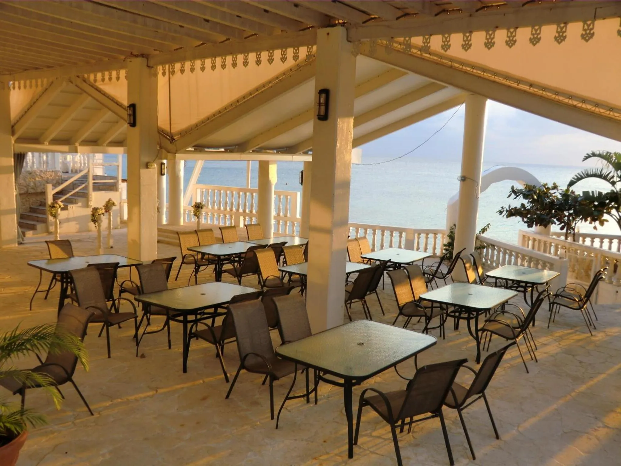 Restaurant/places to eat in Beach Resort Morimar