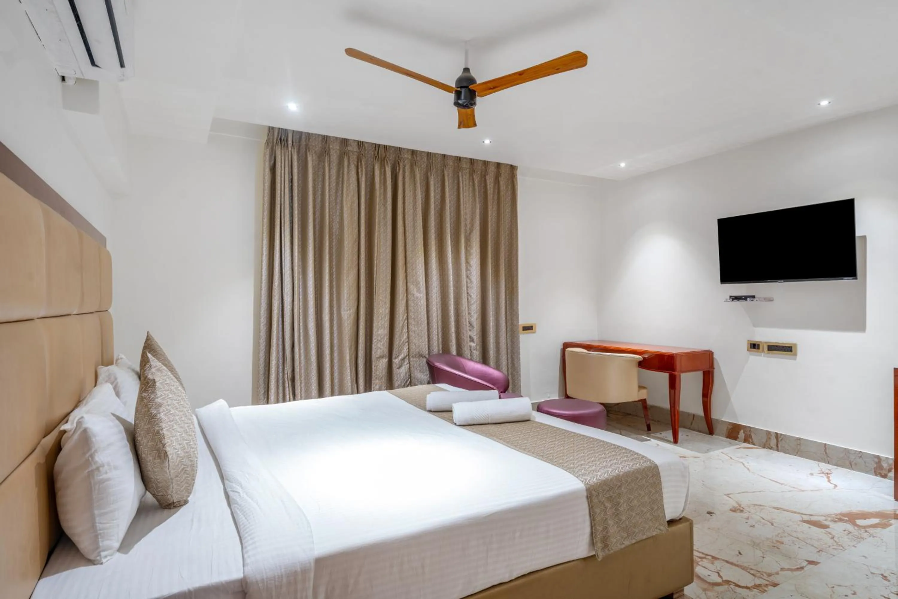 Bed in Hotel Chutneys