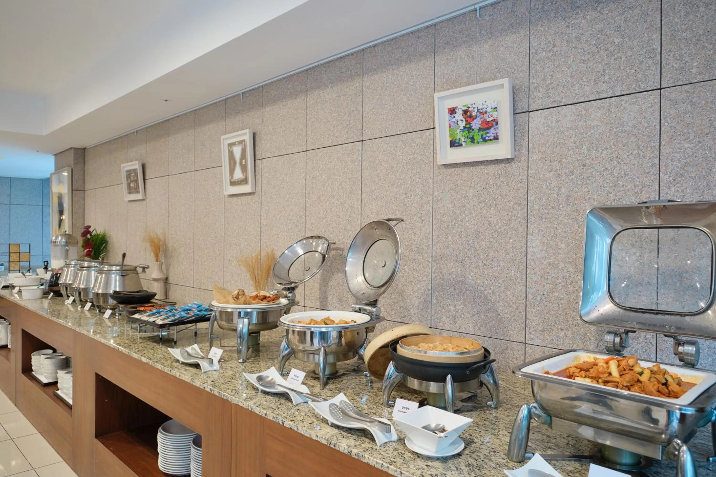 Restaurant/places to eat in Luceville