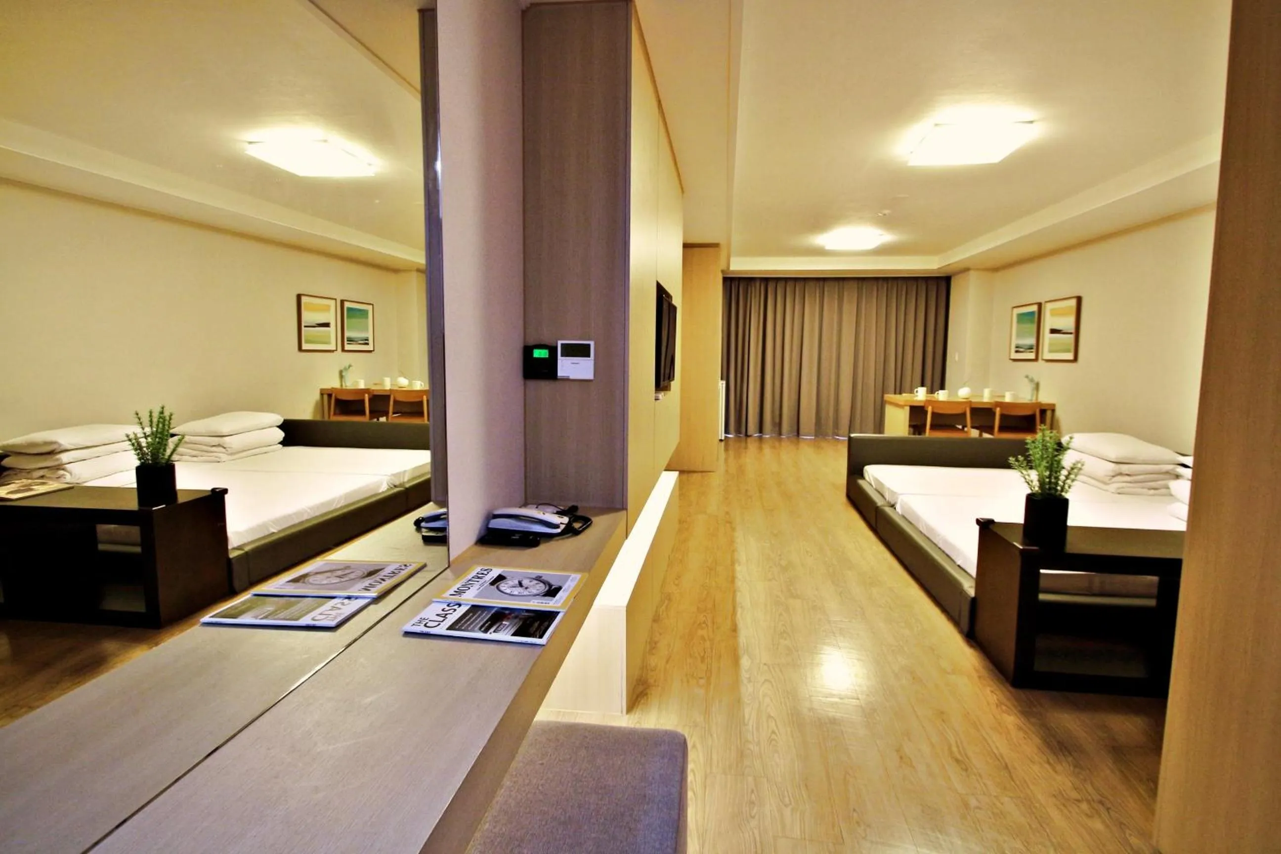 Photo of the whole room, Bed in Luceville