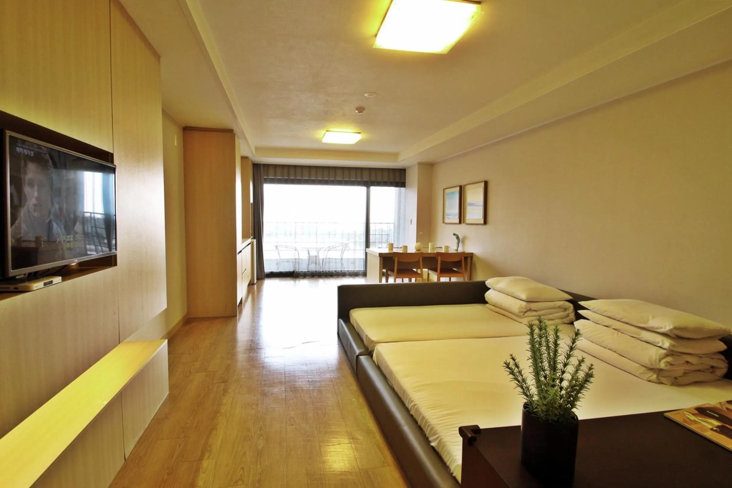 Photo of the whole room, Bed in Luceville