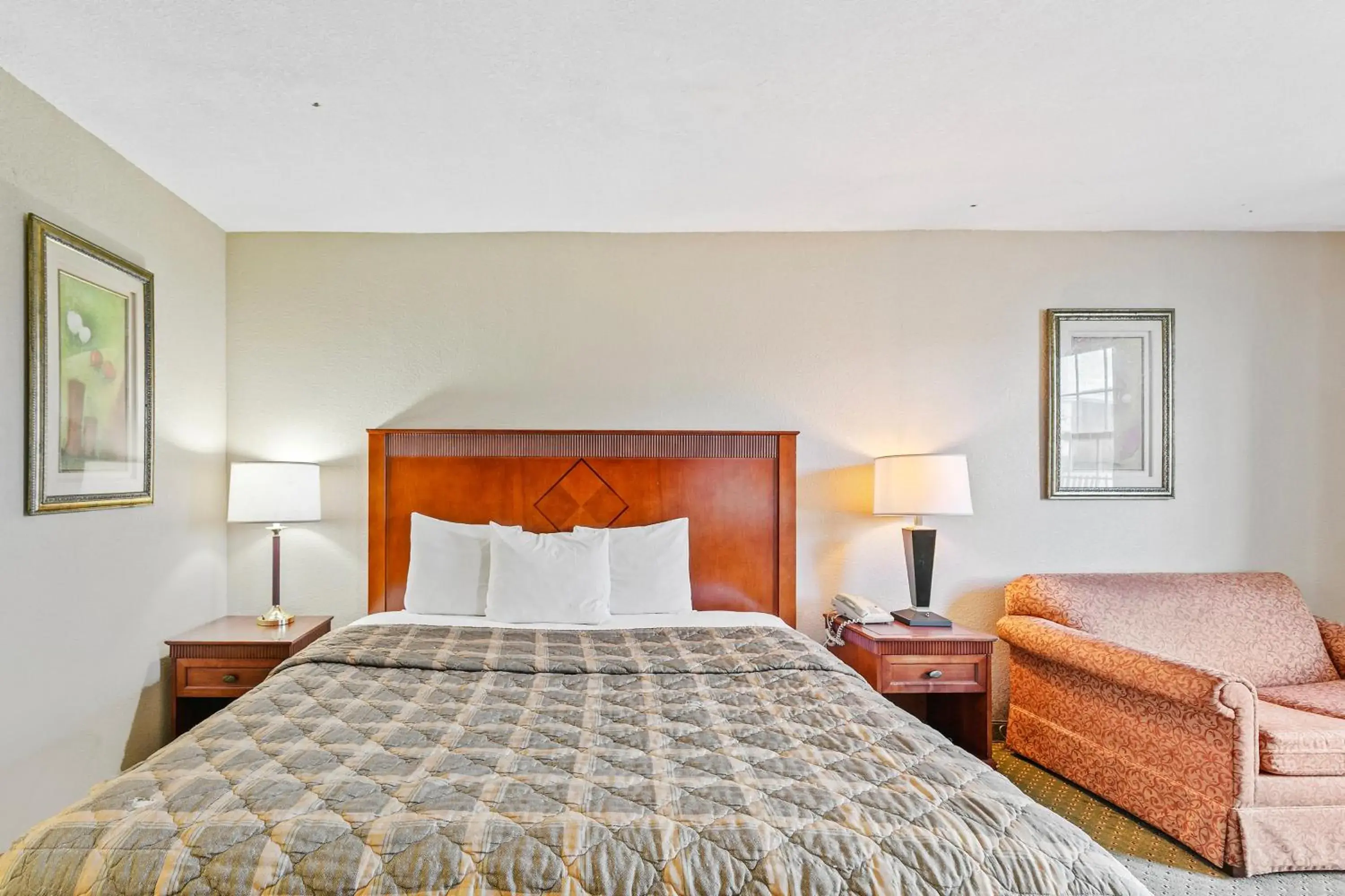 King Bed Non-Smoking in Moonlight Inn Hotel O Hattiesburg, MS King Bed Non-Smoking in Moonlight Inn Hotel O Hattiesburg, MS