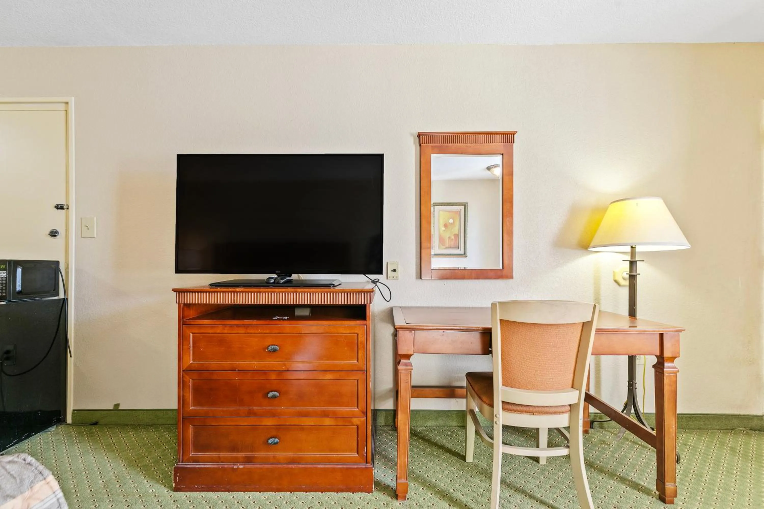 TV and multimedia in Moonlight Inn Hotel O Hattiesburg, MS