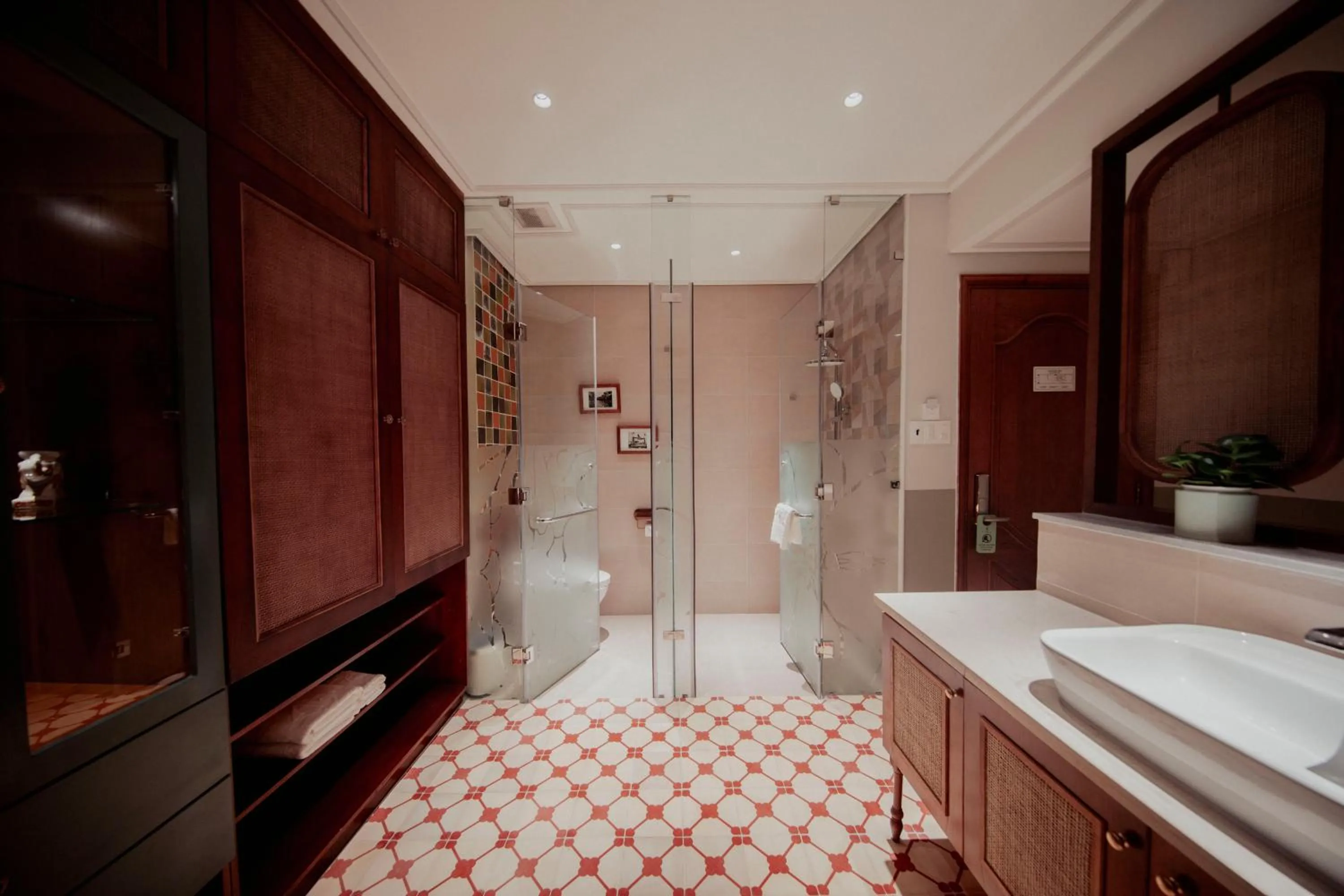 Shower in Au Lac Boutique Hotel