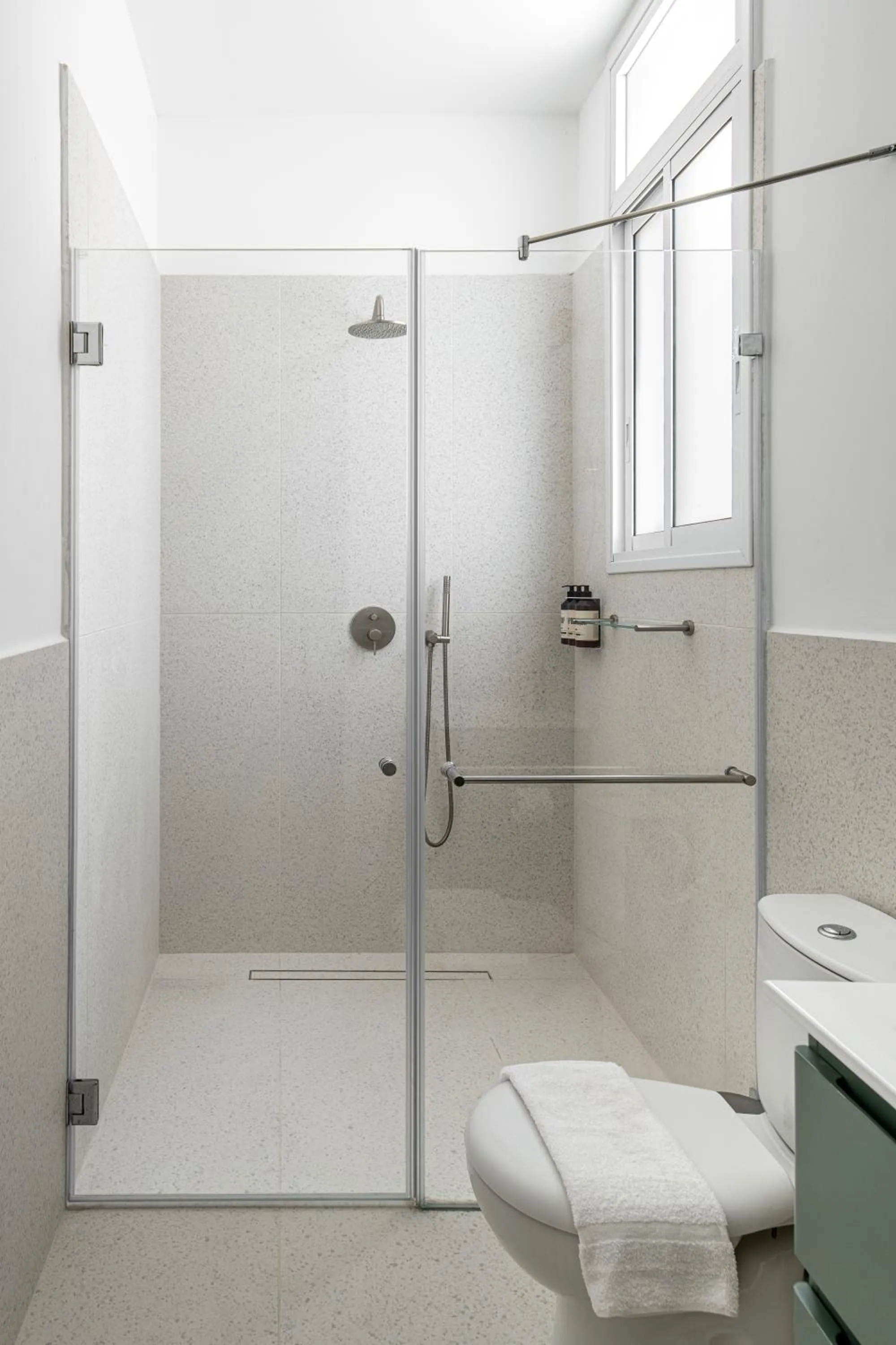 Shower in Mate Levinski - By HOMY