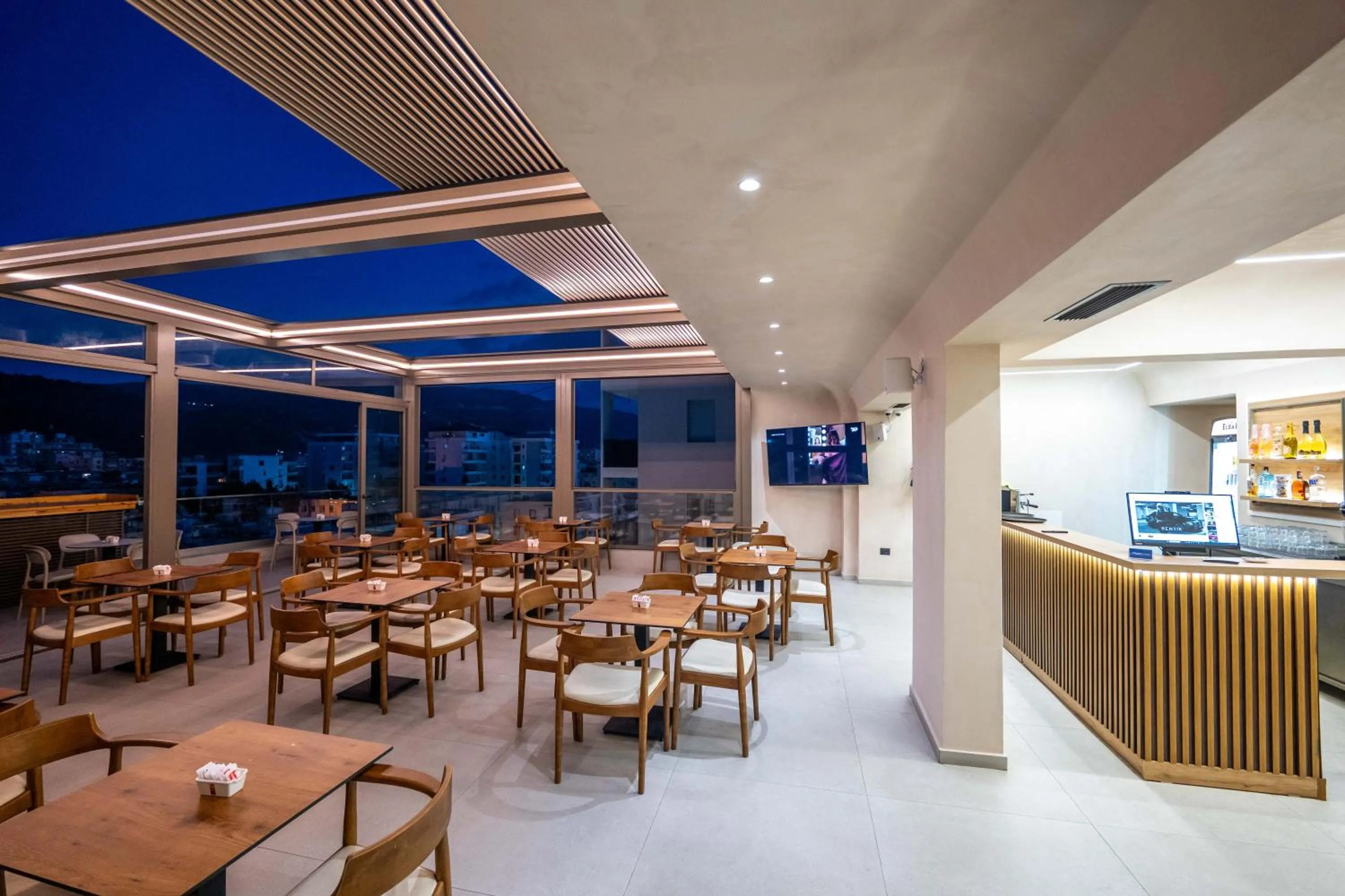 Restaurant/places to eat in SASSO Hotel