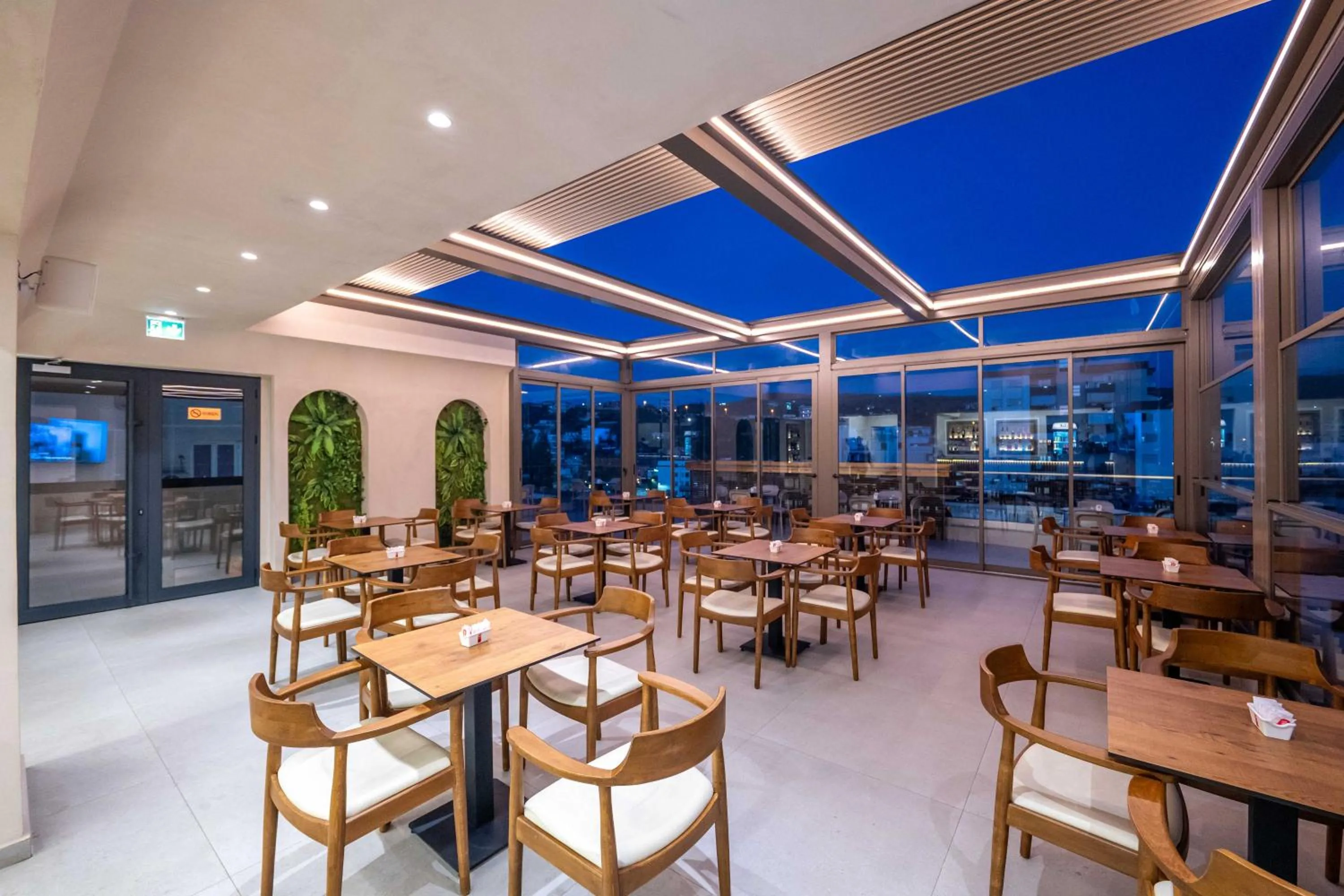 Restaurant/places to eat in SASSO Hotel