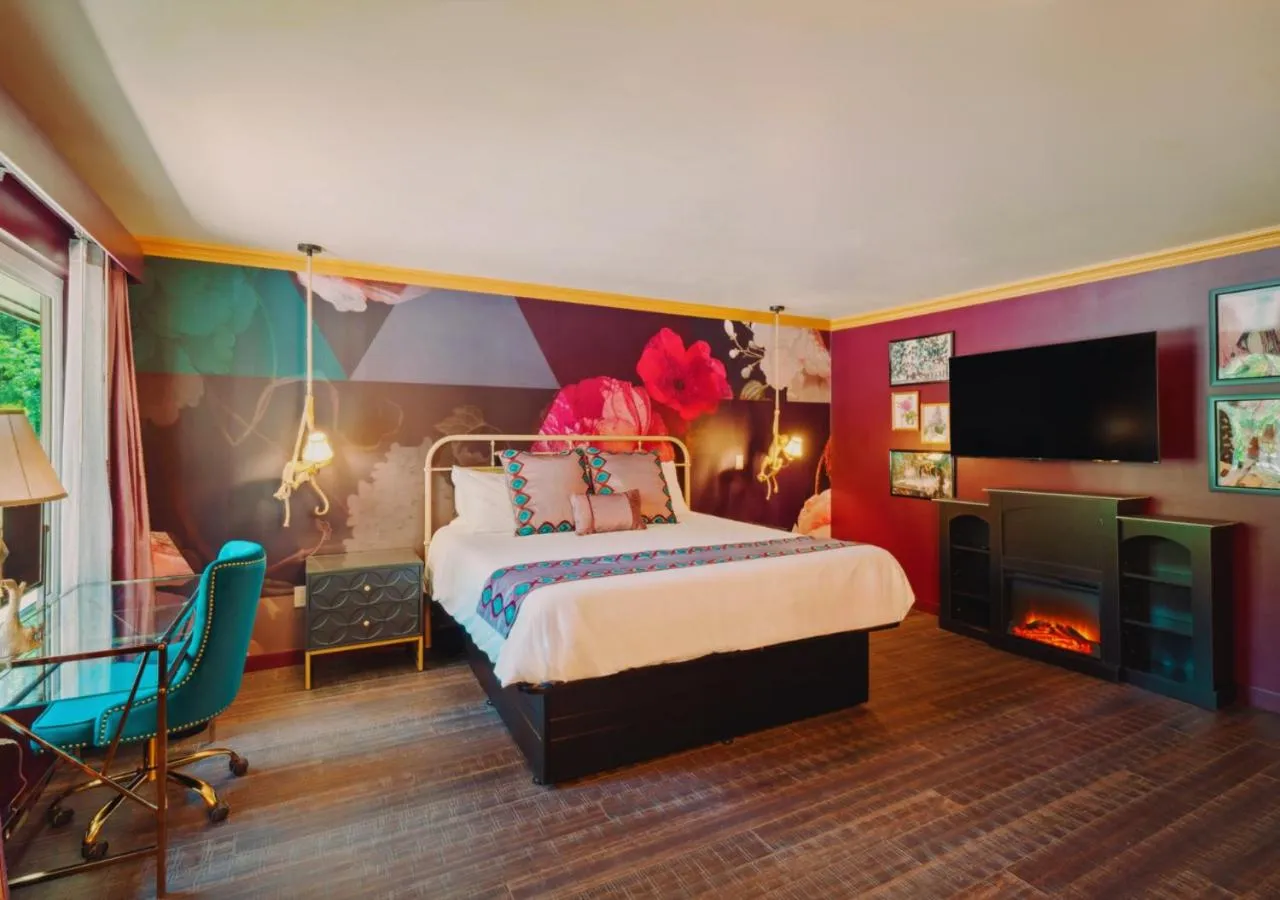 TV and multimedia, Bed in The Fainting Couch Boutique Hotel