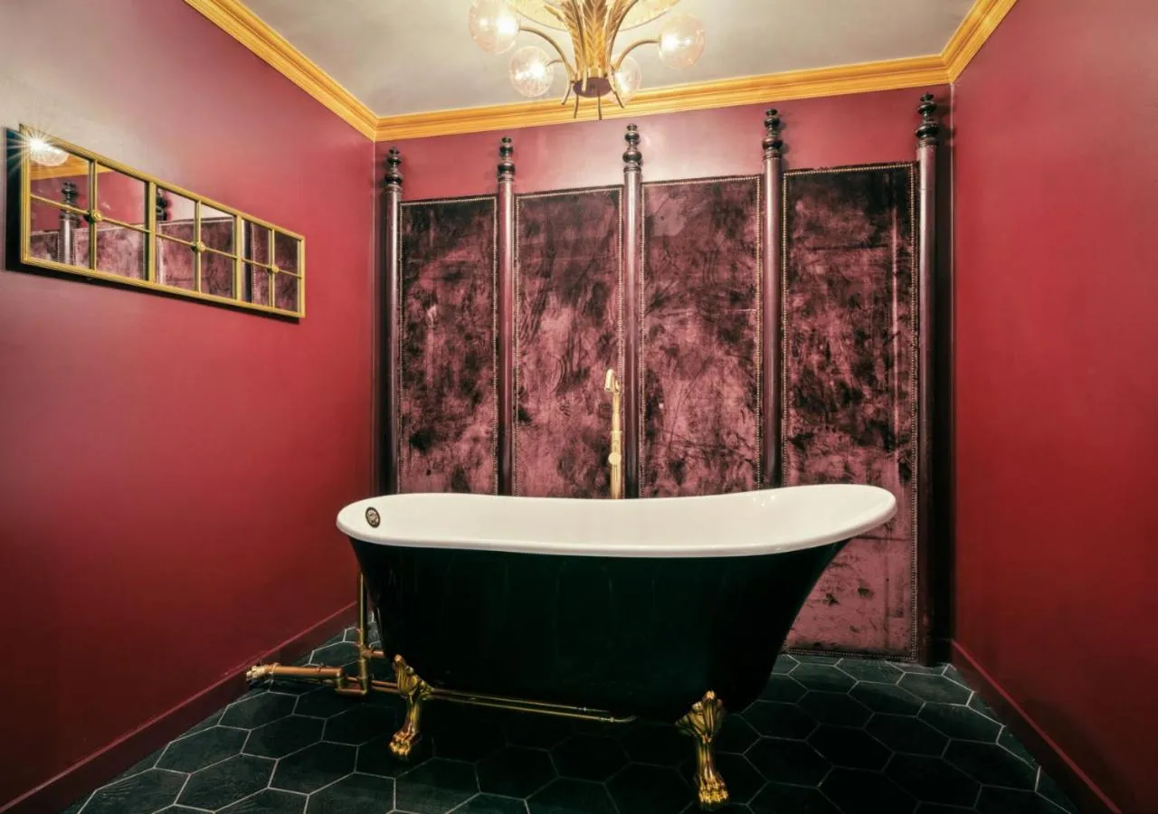 Bath in The Fainting Couch Boutique Hotel
