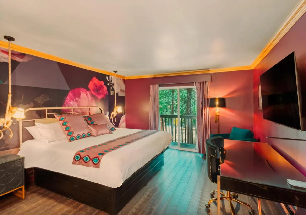 TV and multimedia, Bed in The Fainting Couch Boutique Hotel