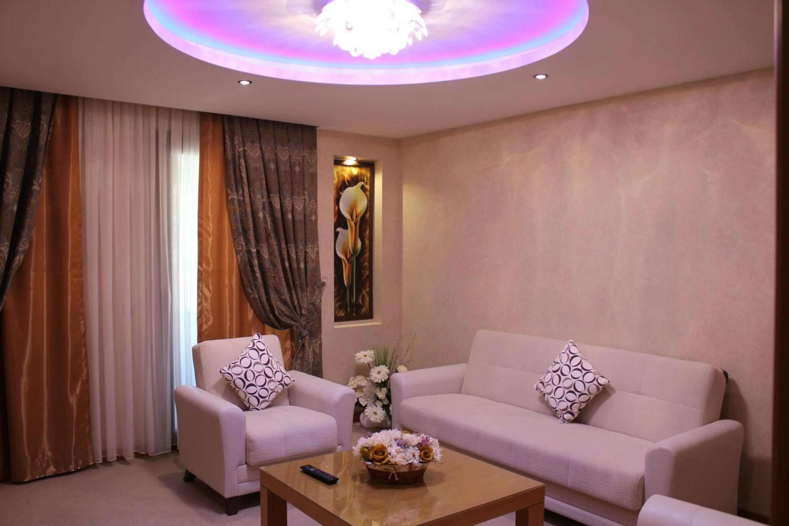 Living room in Adana Yukselhan Hotel