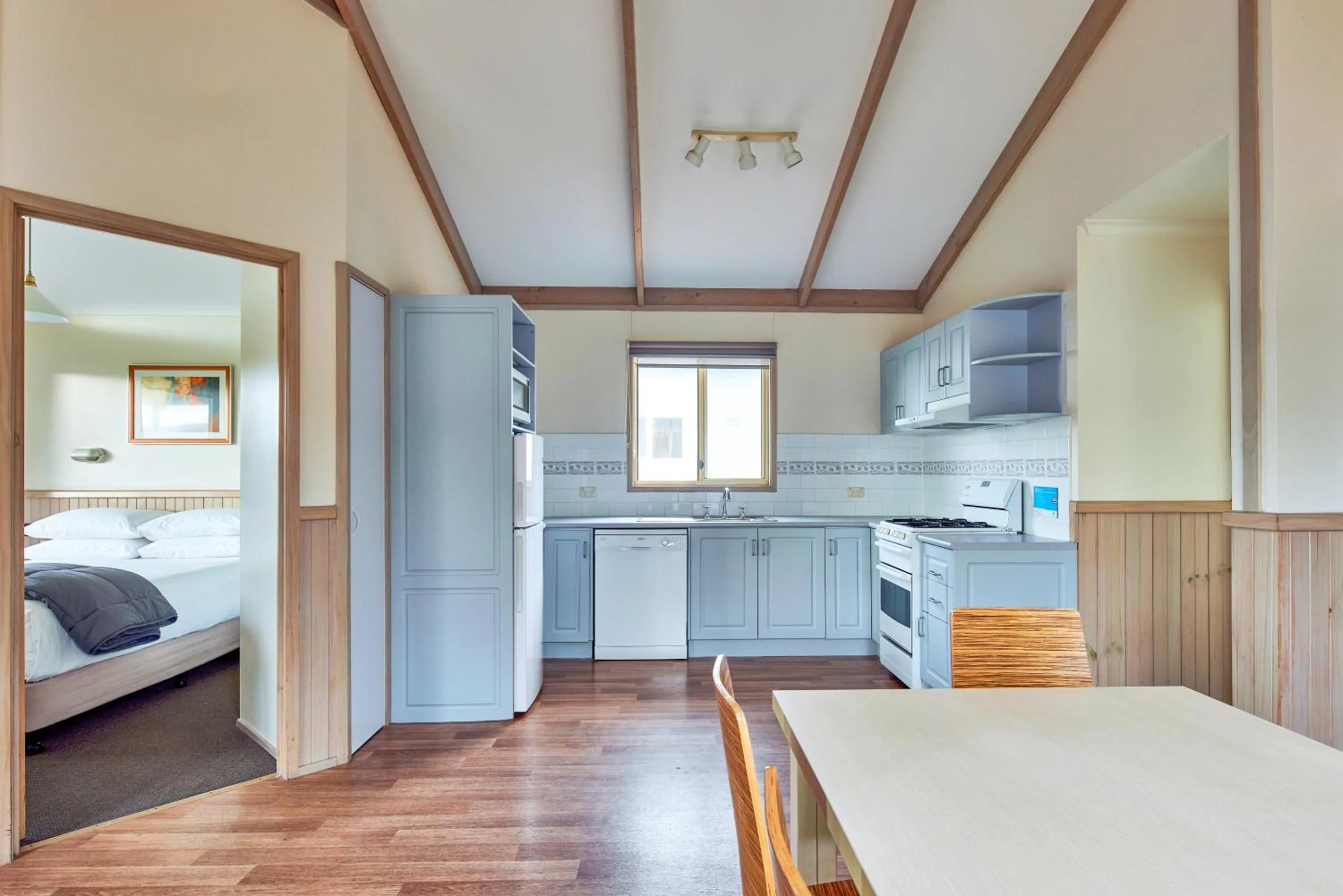 Kitchen or kitchenette, Bed in NRMA Merimbula Beach Holiday Resort