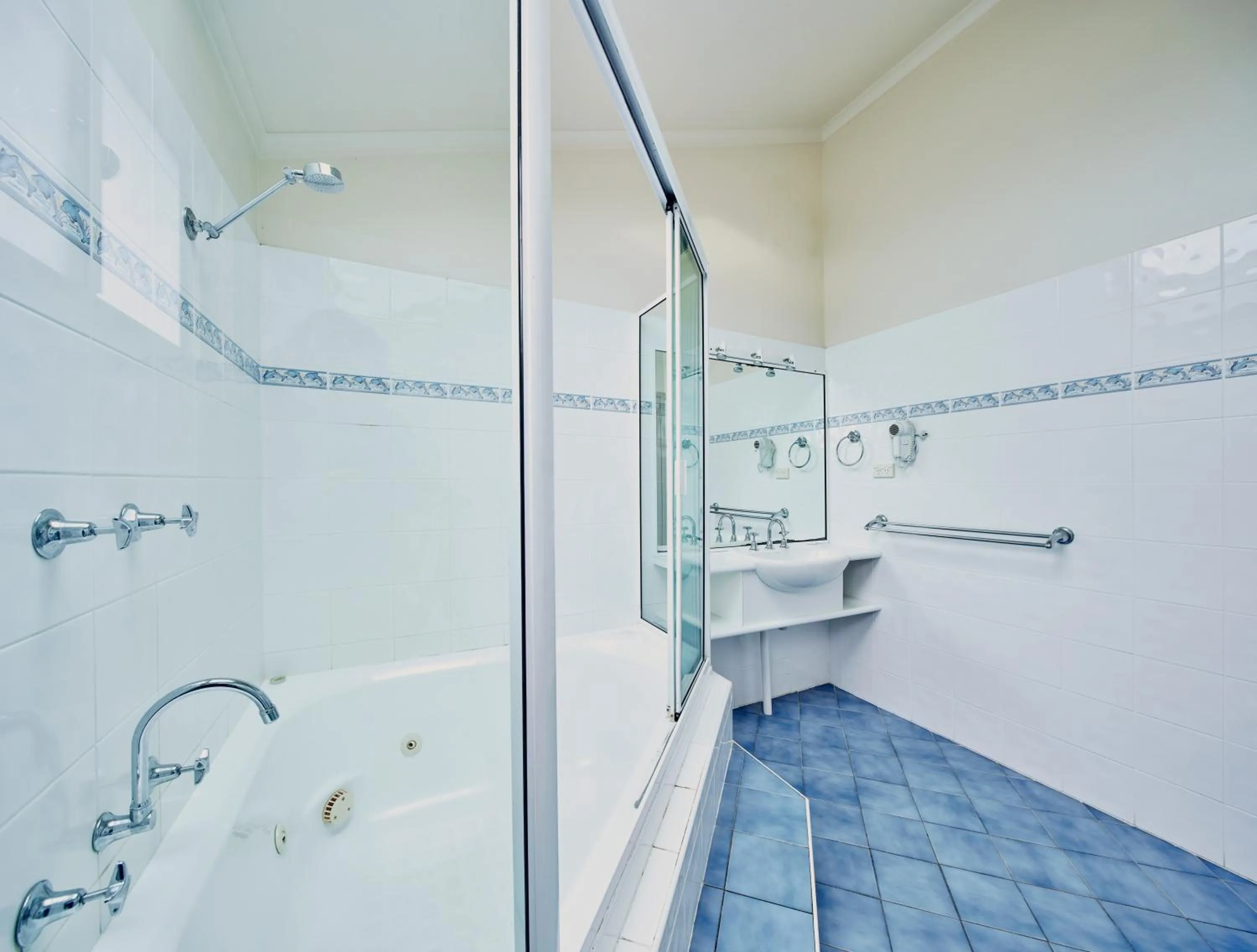 Bathroom in NRMA Merimbula Beach Holiday Resort