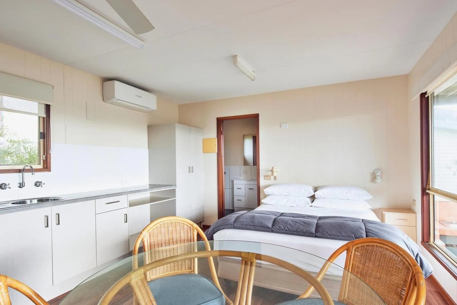 Kitchen or kitchenette, Bed in NRMA Merimbula Beach Holiday Resort