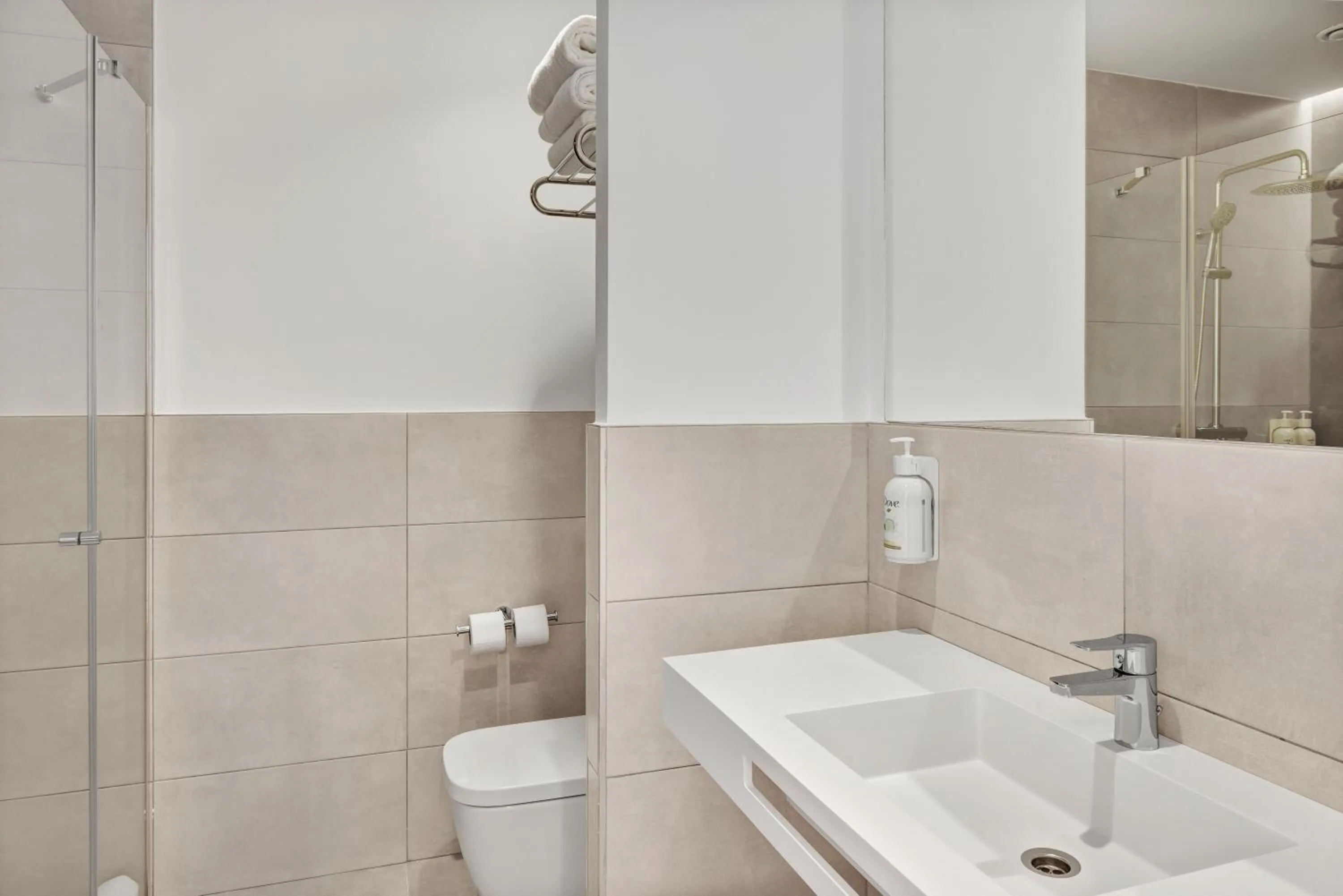 Shower in B&B HOTEL Madrid Fuenlabrada Retail Park