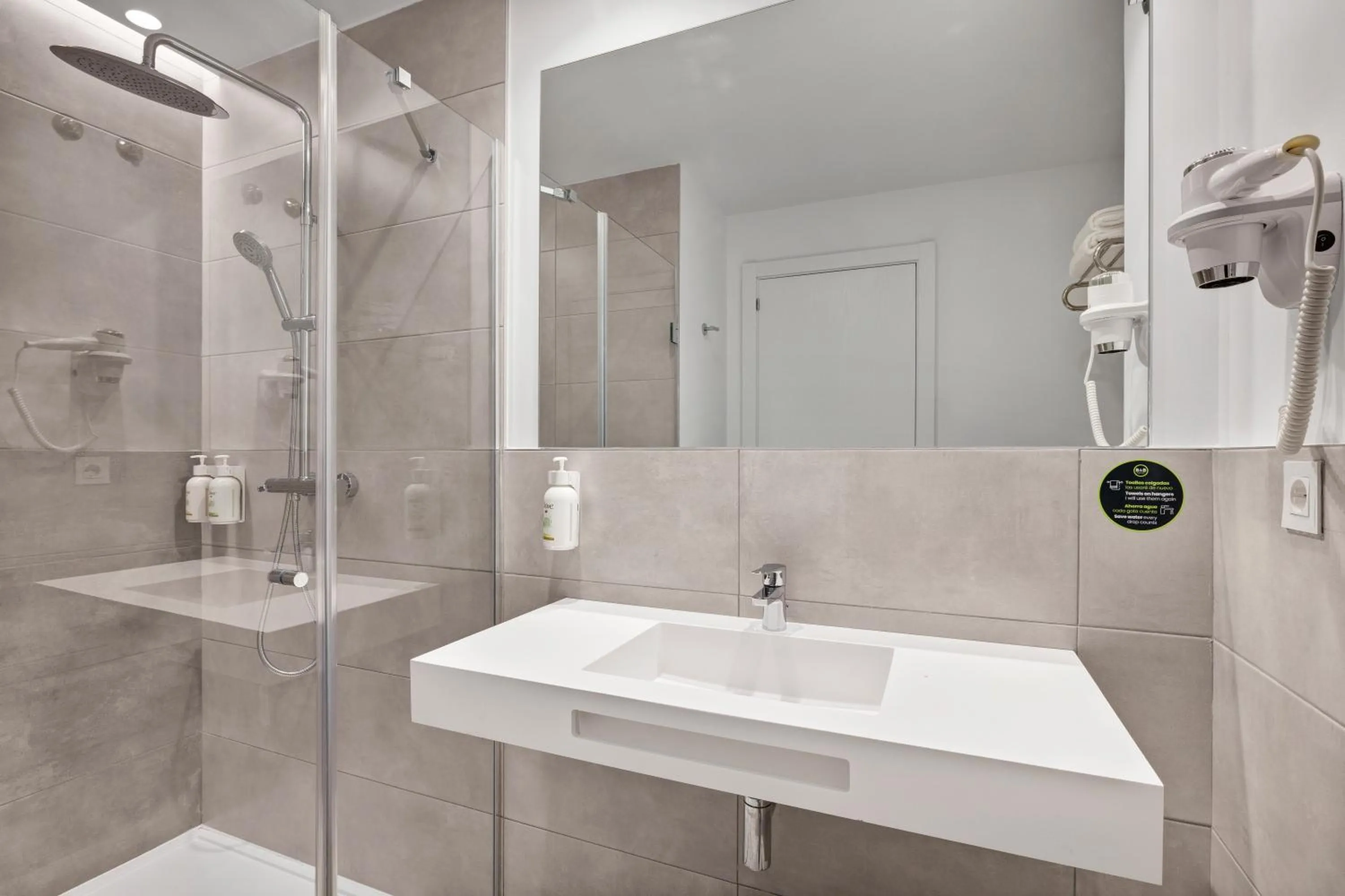 Shower in B&B HOTEL Madrid Fuenlabrada Retail Park